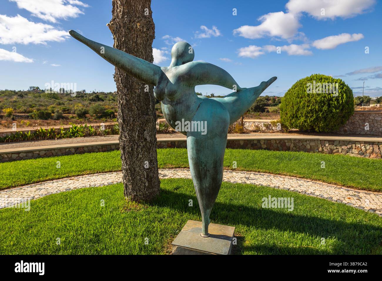 ESTOMBAR, PORTUGAL - 5. Oktober 2024: Moderne zeitgenössische weibliche Statuen aus Kunststein auf dem Weingut „Quinta dos Vales“. Stockfoto