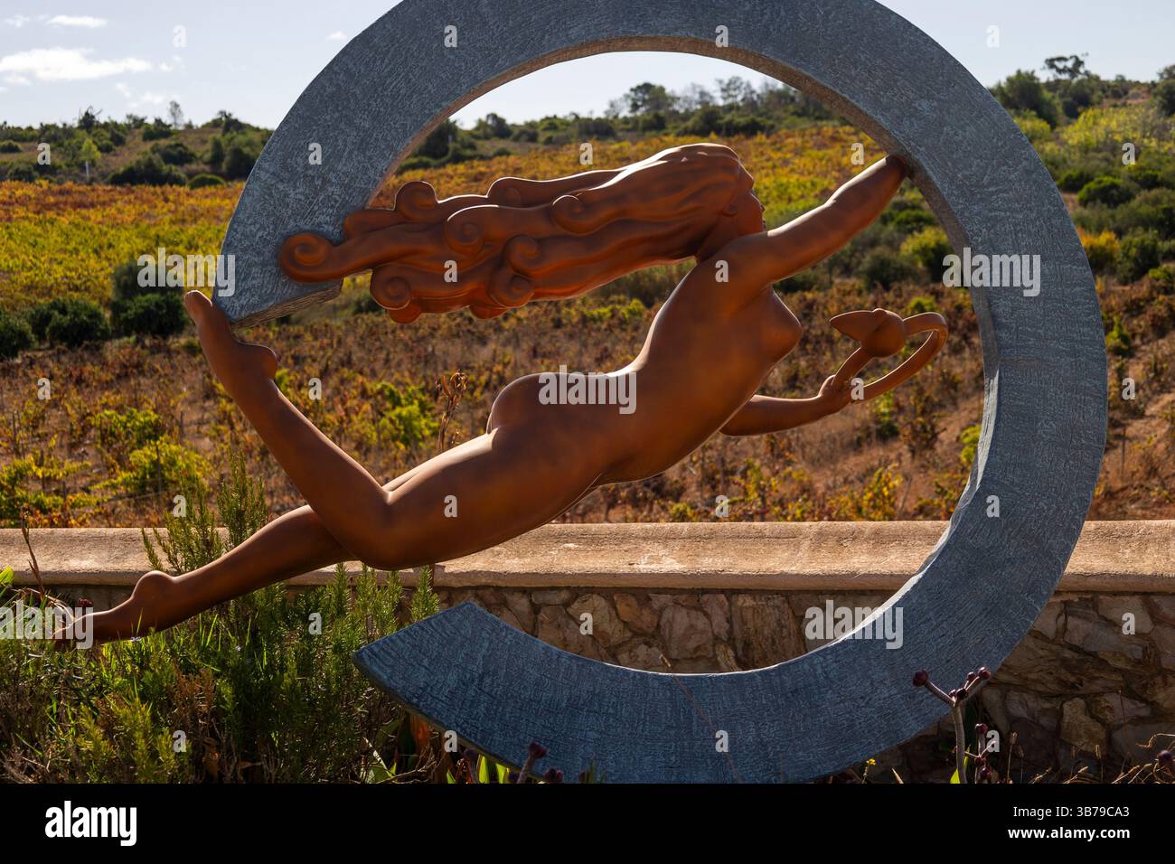ESTOMBAR, PORTUGAL - 5. Oktober 2024: Moderne zeitgenössische weibliche Statuen aus Kunststein auf dem Weingut „Quinta dos Vales“. Stockfoto
