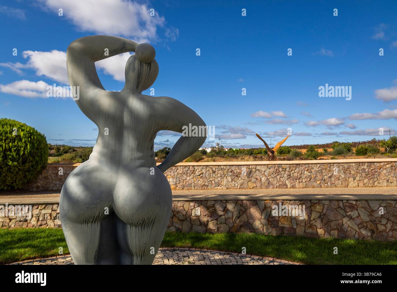 ESTOMBAR, PORTUGAL - 5. Oktober 2024: Moderne zeitgenössische weibliche Statuen aus Kunststein auf dem Weingut „Quinta dos Vales“. Stockfoto