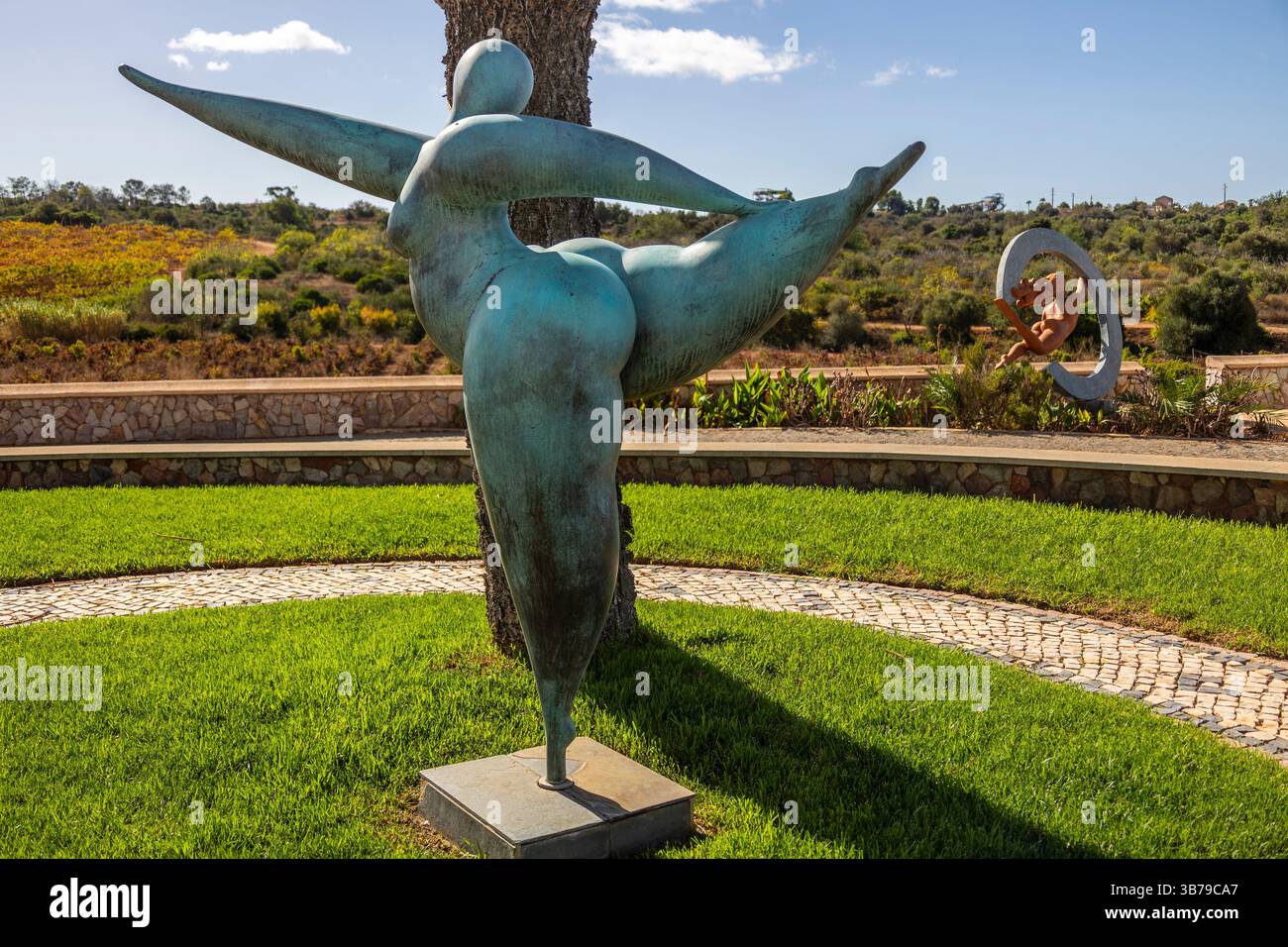 ESTOMBAR, PORTUGAL - 5. Oktober 2024: Moderne zeitgenössische weibliche Statuen aus Kunststein auf dem Weingut „Quinta dos Vales“. Stockfoto