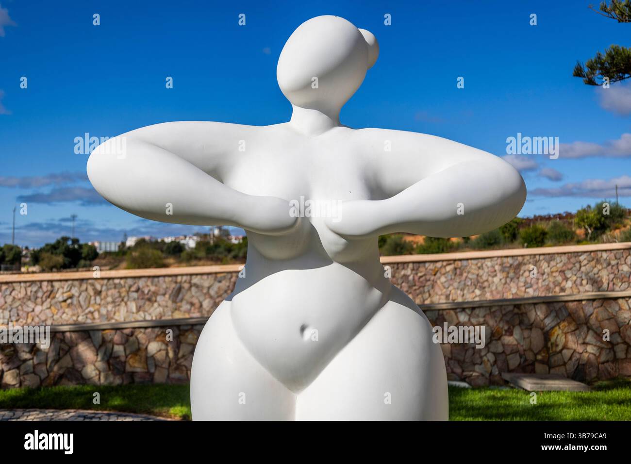 ESTOMBAR, PORTUGAL - 5. Oktober 2024: Moderne zeitgenössische weibliche Statuen aus Kunststein auf dem Weingut „Quinta dos Vales“. Stockfoto