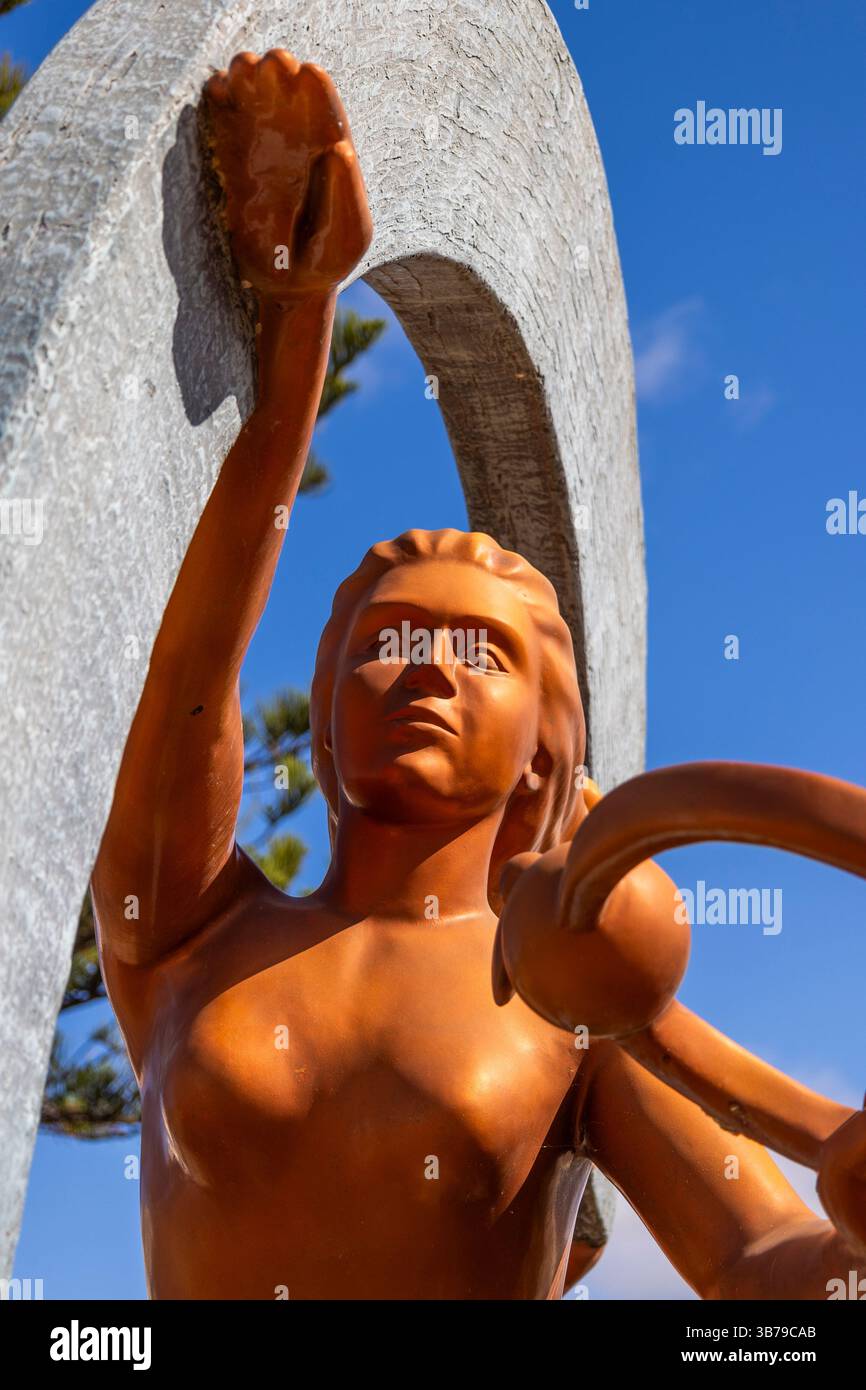 ESTOMBAR, PORTUGAL - 5. Oktober 2024: Moderne zeitgenössische weibliche Statuen aus Kunststein auf dem Weingut „Quinta dos Vales“. Stockfoto