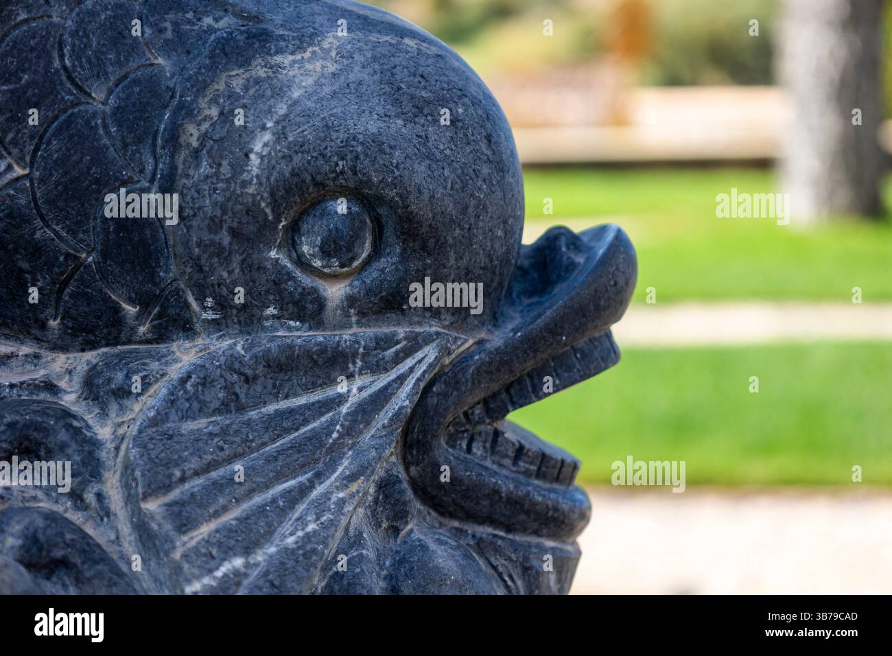 ESTOMBAR, PORTUGAL - 5. Oktober 2024: Moderne, zeitgenössische Fischstatuen aus Kunststein auf dem Weingut „Quinta dos Vales“. Stockfoto