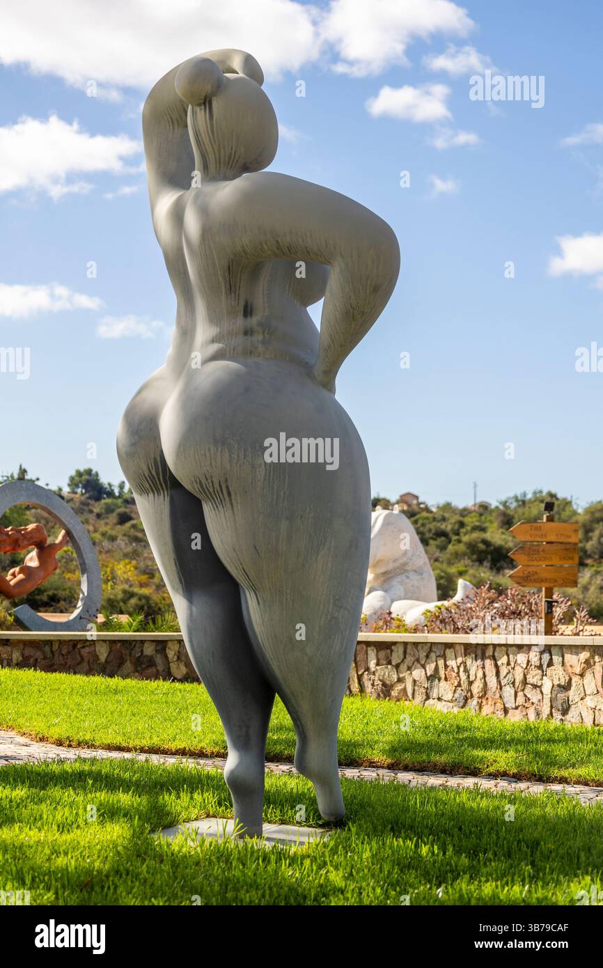 ESTOMBAR, PORTUGAL - 5. Oktober 2024: Moderne zeitgenössische weibliche Statuen aus Kunststein auf dem Weingut „Quinta dos Vales“. Stockfoto