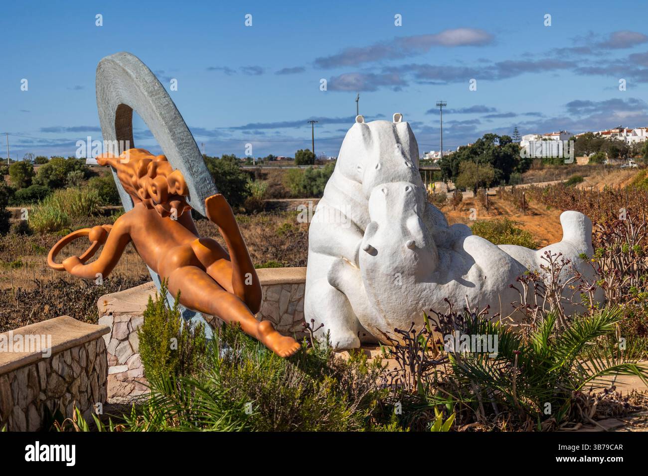 ESTOMBAR, PORTUGAL - 5. Oktober 2024: Moderne zeitgenössische weibliche Statuen aus Kunststein auf dem Weingut „Quinta dos Vales“. Stockfoto