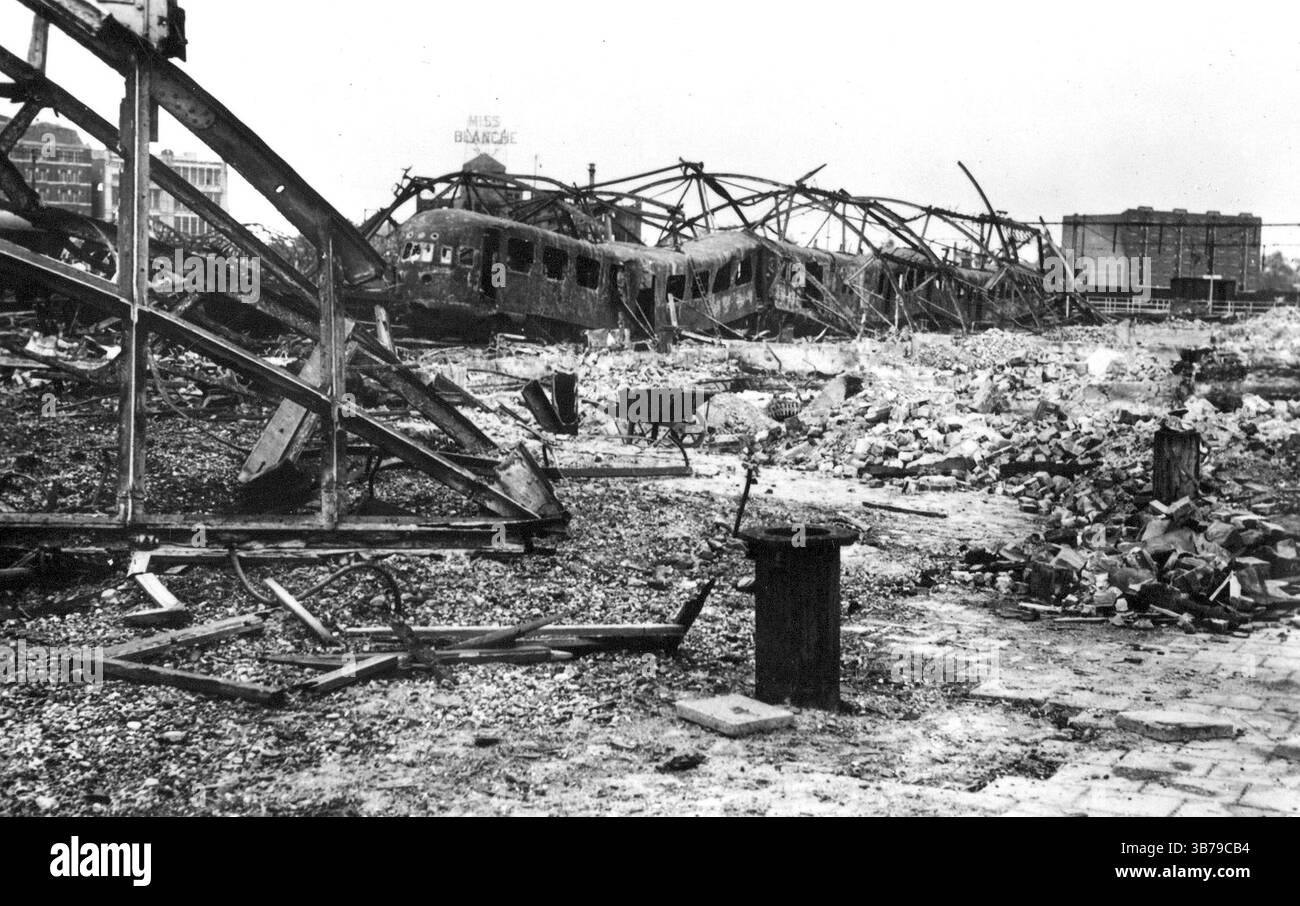 1940 wurde Rotterdam während der deutschen Invasion in die Niederlande während des Zweiten Weltkriegs von der Luftwaffe schweren Luftangriffen ausgesetzt. Ziel war es, die in der Stadt kämpfenden deutschen Truppen zu unterstützen, den niederländischen Widerstand zu brechen und die niederländische Armee zur Kapitulation zu zwingen. Die Bombenangriffe begannen mit Beginn der Feindseligkeiten am 10. Mai und gipfelten mit der Zerstörung des gesamten historischen Stadtzentrums am 14. Mai. Dieses Bild zeigt die Zentrale nach dem Bombenanschlag. Stockfoto