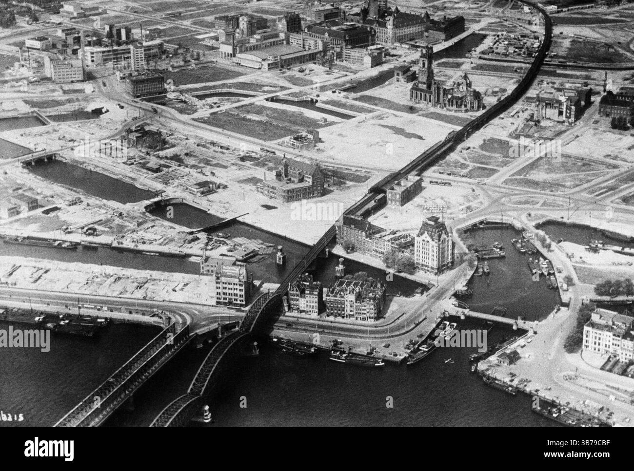 1940 wurde Rotterdam während der deutschen Invasion in die Niederlande während des Zweiten Weltkriegs von der Luftwaffe schweren Luftangriffen ausgesetzt. Ziel war es, die in der Stadt kämpfenden deutschen Truppen zu unterstützen, den niederländischen Widerstand zu brechen und die niederländische Armee zur Kapitulation zu zwingen. Die Bombenangriffe begannen mit Beginn der Feindseligkeiten am 10. Mai und gipfelten mit der Zerstörung des gesamten historischen Stadtzentrums am 14. Mai. Dieses Foto vom Juni 1946 zeigt, wie gründlich die Altstadt entblößt wurde. Stockfoto