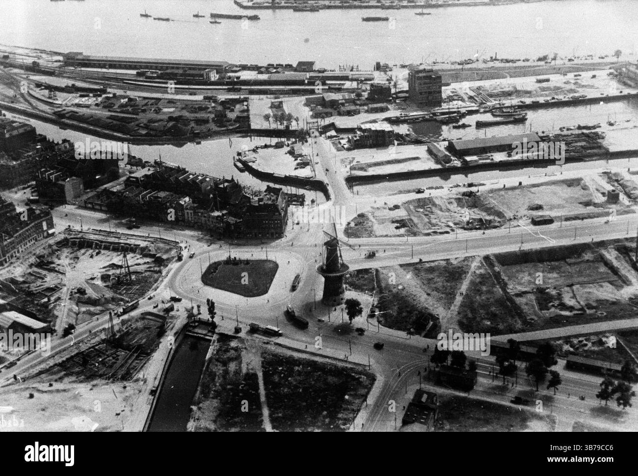 1940 wurde Rotterdam während der deutschen Invasion in die Niederlande während des Zweiten Weltkriegs von der Luftwaffe schweren Luftangriffen ausgesetzt. Ziel war es, die in der Stadt kämpfenden deutschen Truppen zu unterstützen, den niederländischen Widerstand zu brechen und die niederländische Armee zur Kapitulation zu zwingen. Die Bombenangriffe begannen mit Beginn der Feindseligkeiten am 10. Mai und gipfelten mit der Zerstörung des gesamten historischen Stadtzentrums am 14. Mai. Dieses Foto vom Juni 1946 zeigt, wie gründlich die Altstadt entblößt wurde. Stockfoto