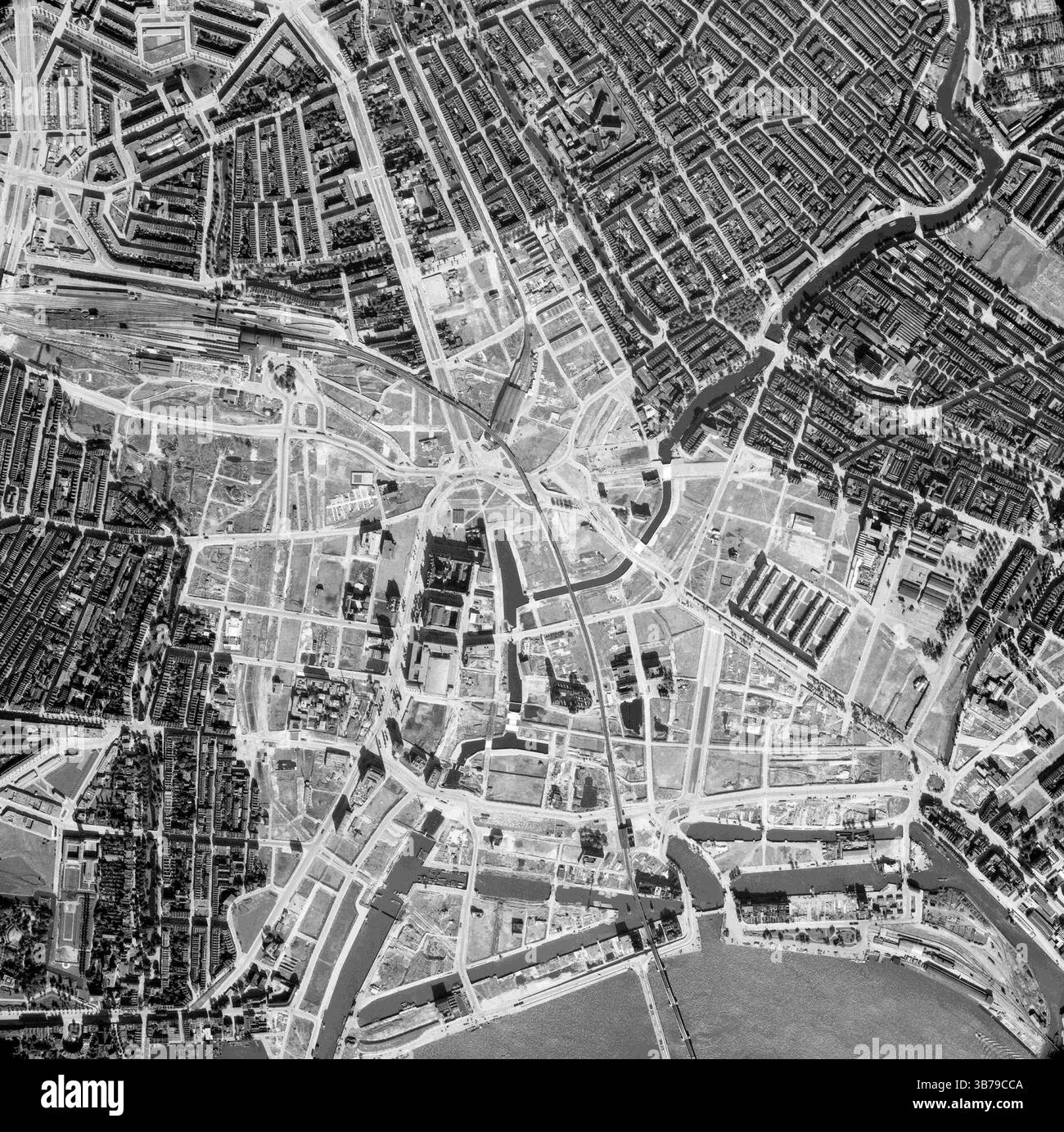 1940 wurde Rotterdam während der deutschen Invasion in die Niederlande während des Zweiten Weltkriegs von der Luftwaffe schweren Luftangriffen ausgesetzt. Ziel war es, die in der Stadt kämpfenden deutschen Truppen zu unterstützen, den niederländischen Widerstand zu brechen und die niederländische Armee zur Kapitulation zu zwingen. Die Bombenangriffe begannen mit Beginn der Feindseligkeiten am 10. Mai und gipfelten mit der Zerstörung des gesamten historischen Stadtzentrums am 14. Mai. Dieses Luftbild zeigt den beschädigten Bereich im September 1944. Stockfoto