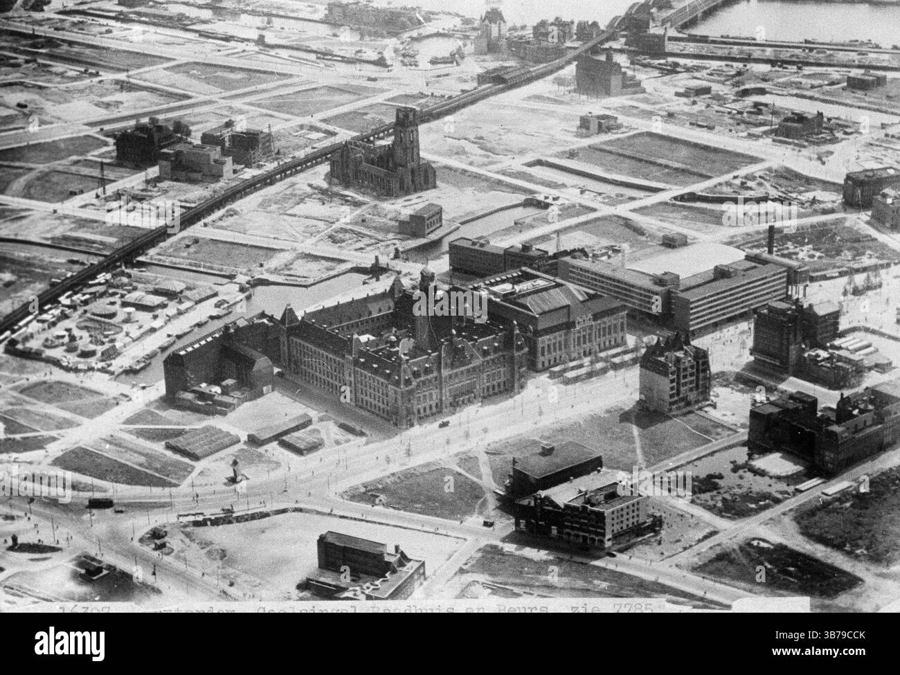 1940 wurde Rotterdam während der deutschen Invasion in die Niederlande während des Zweiten Weltkriegs von der Luftwaffe schweren Luftangriffen ausgesetzt. Ziel war es, die in der Stadt kämpfenden deutschen Truppen zu unterstützen, den niederländischen Widerstand zu brechen und die niederländische Armee zur Kapitulation zu zwingen. Die Bombenangriffe begannen mit Beginn der Feindseligkeiten am 10. Mai und gipfelten mit der Zerstörung des gesamten historischen Stadtzentrums am 14. Mai. Dieses Foto vom Juni 1946 zeigt, wie gründlich die Altstadt entblößt wurde. Stockfoto