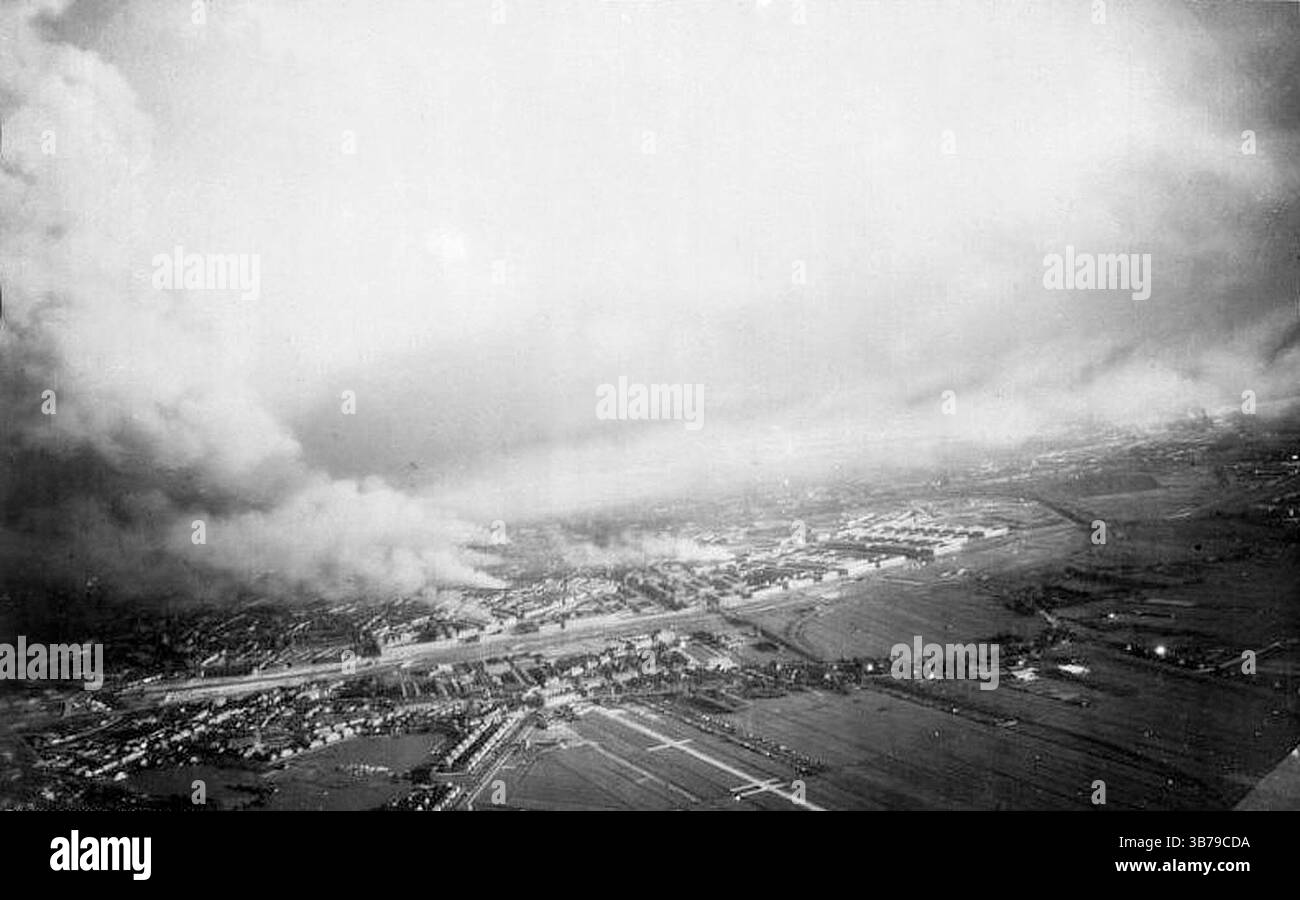 1940 wurde Rotterdam während der deutschen Invasion in die Niederlande während des Zweiten Weltkriegs von der Luftwaffe schweren Luftangriffen ausgesetzt. Ziel war es, die in der Stadt kämpfenden deutschen Truppen zu unterstützen, den niederländischen Widerstand zu brechen und die niederländische Armee zur Kapitulation zu zwingen. Die Bombenangriffe begannen mit Beginn der Feindseligkeiten am 10. Mai und gipfelten mit der Zerstörung des gesamten historischen Stadtzentrums am 14. Mai. Dieses Bild stammt von einem der deutschen Flugzeuge. Image Par Bundesarchiv, Bild 141-1114 / CC-BY-SA, CC BY-SA 3,0 DE, https://commons.wikimedia.org/w/index.php?curid=5418736 Stockfoto