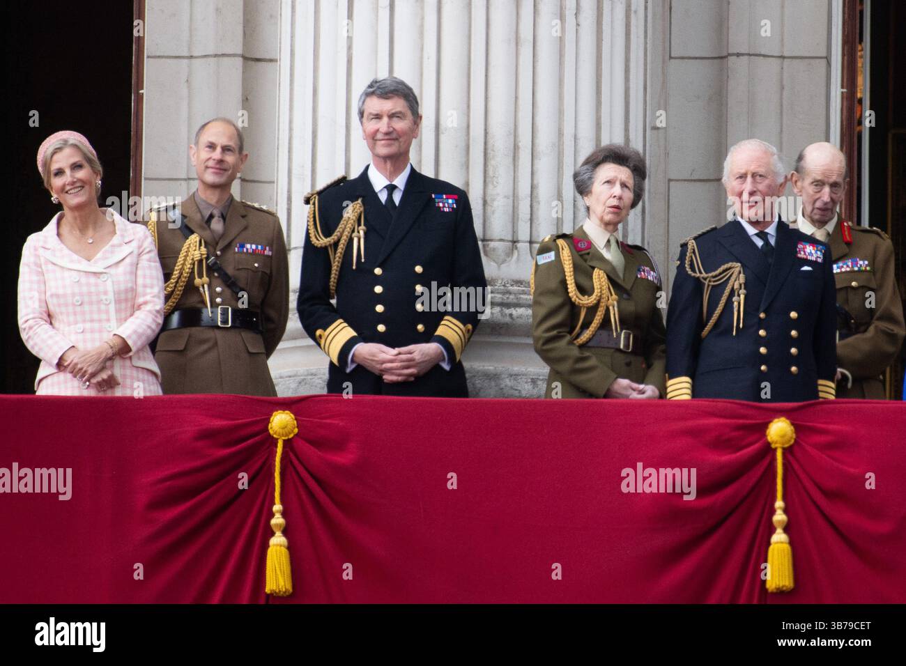 London, Großbritannien. Mai 2025. Im Bild: (L-R) - Sophie - die Herzogin von Edinburgh, Prinz Edward - der Herzog von Edinburgh, Vizeadmiral Sir Timothy Laurence, Prinzessin Anne - die Prinzessin Royal, König Karl III., Prinz Edward - Herzog von Kent auf dem Balkon beim VE Day 80th Anniversary Event im Buckingham Palace. Quelle: Justin Ng/Alamy Live News Stockfoto