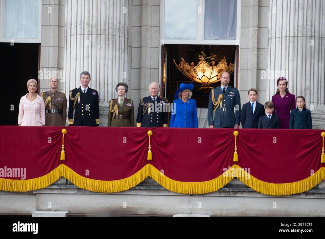 London, Großbritannien. Mai 2025. Im Bild: (L-R) - Sophie - die Herzogin von Edinburgh, Prinz Edward - der Herzog von Edinburgh, Vizeadmiral Sir Timothy Laurence, Prinzessin Anne - die Prinzessin Royal, König Charles III, Königin Camilla, Prinz William - der Prinz von Wales, Prinz George, Prinz Louis, Katharina - die Prinzessin von Wales und Prinzessin Charlotte auf dem Balkon beim 80. Jahrestag im Buckingham Palace. Quelle: Justin Ng/Alamy Live News Stockfoto