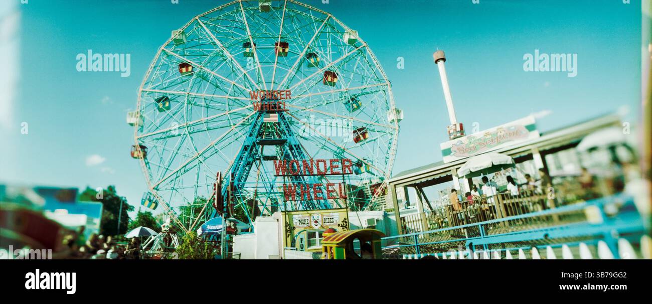 Panoramablick auf ein Riesenrad, Wonder Wheel, Coney Island, Brooklyn, New York City, Bundesstaat New York, USA Stockfoto