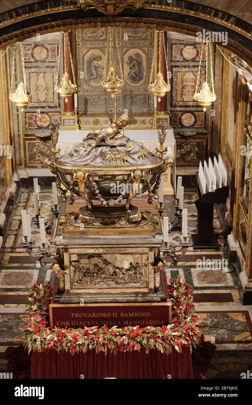 Relikt der Heiligen Krippe, auch bekannt als Krippe, wo Jesus in der skulpturalen Krypta unter dem Altar der Basilika Santa Maria Major in Rom mit Weihnachtsgirlanden Marmordetails und religiöser Symbolik ausgestellt wurde. Hochwertige Fotos Stockfoto