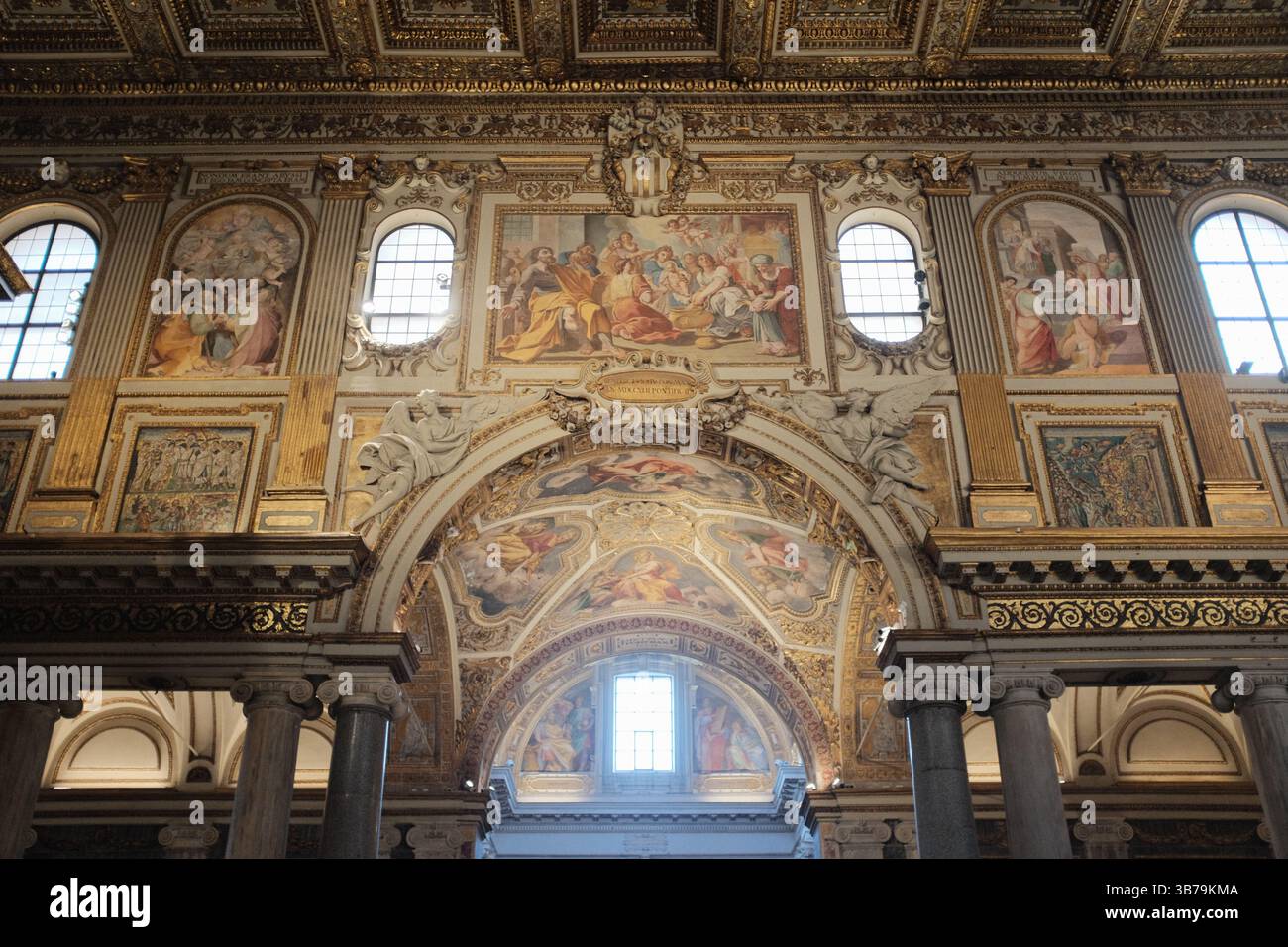 Detailgetreues Bogenfresko und Wandmalerei in der Basilika Santa Maria Major Rom mit religiösen Themen und kunstvollen barocken Rahmen in Goldtönen. Hochwertige Fotos Stockfoto