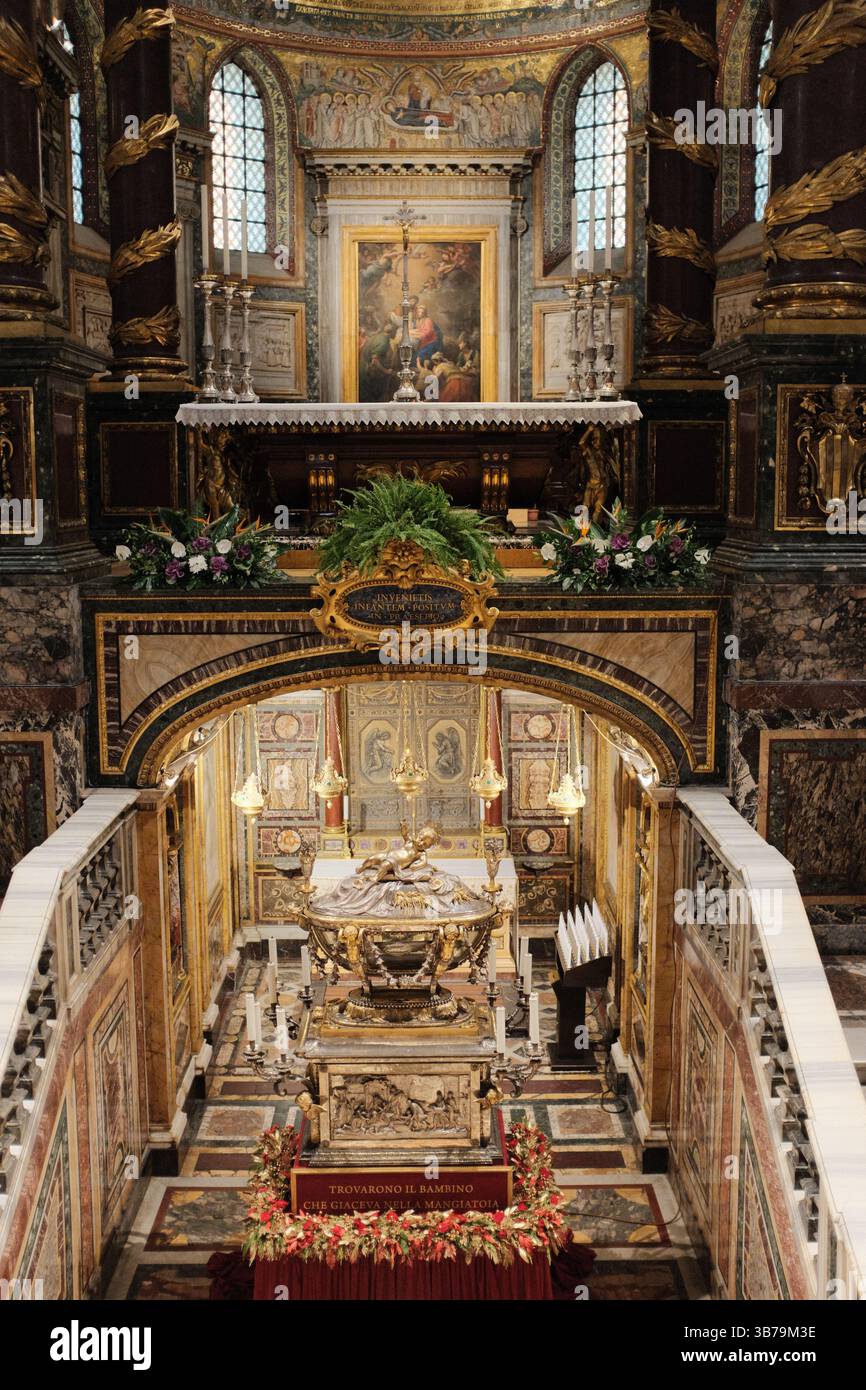 Relikt der Heiligen Krippe, auch bekannt als Krippe, wo Jesus in der skulpturalen Krypta unter dem Altar der Basilika Santa Maria Major in Rom mit Weihnachtsgirlanden Marmordetails und religiöser Symbolik ausgestellt wurde. Hochwertige Fotos Stockfoto