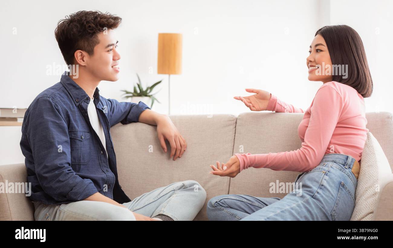 Asiatische Freundin Und Freund Reden Und Flirten Sitzen Bei Zu Hause Stockfoto