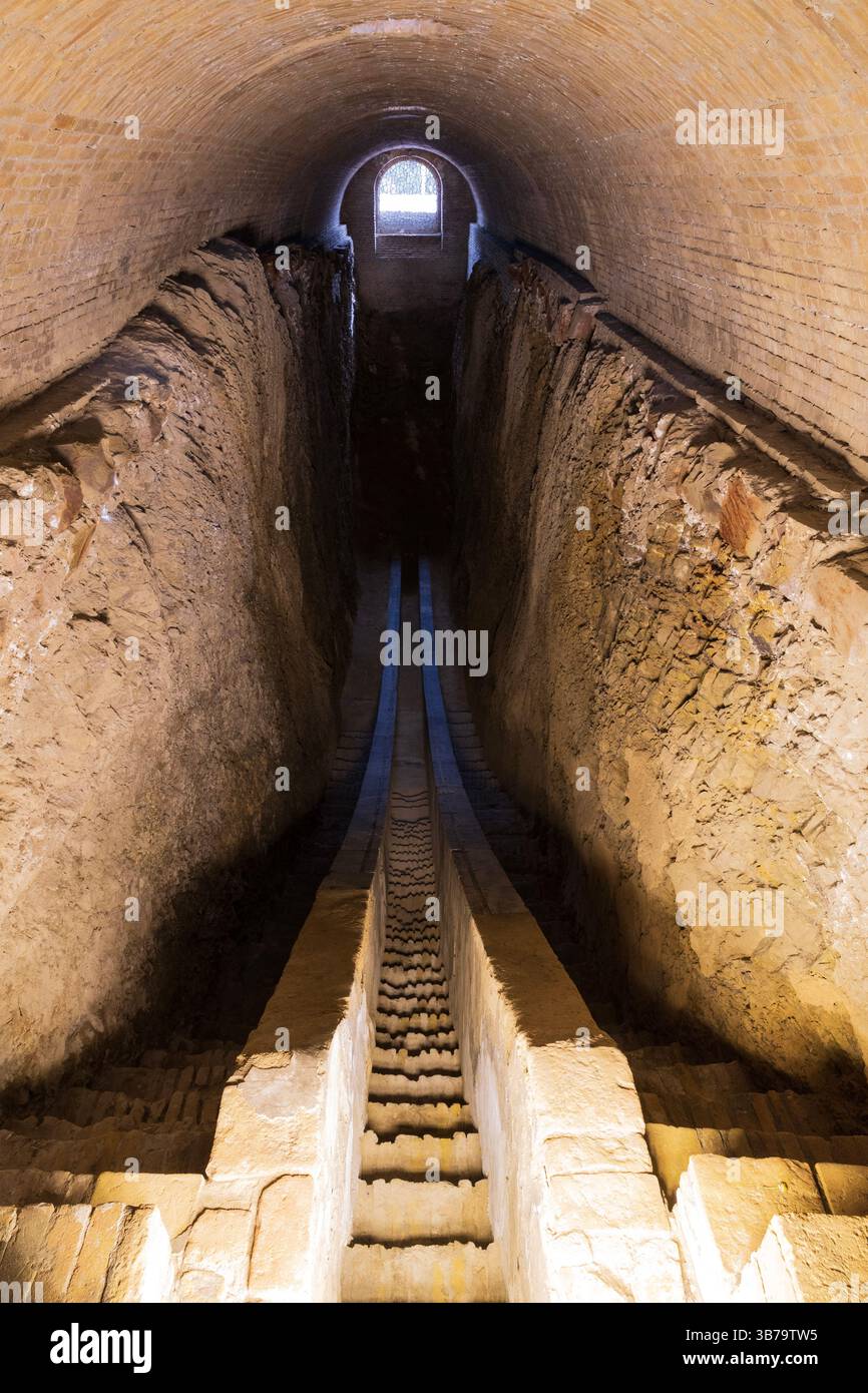Graben mit dem unteren Abschnitt des Meridianbogens am Ulugh Beg Observatory (1420er Jahre) in Samarkand, Usbekistan an einem schönen Frühlingsmorgen Stockfoto