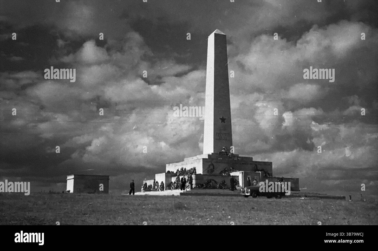 Denkmal für die Soldaten der Primorskaja-Armee und Bau des Militärfeldmuseums auf dem Berg Sapun. Museum: PRIVATE SAMMLUNG. Autor: Georgy Stepanowitsch Mys. Stockfoto