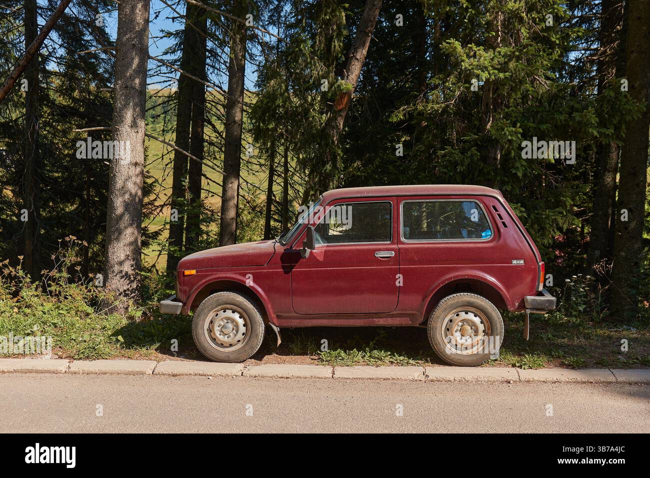 Der alte russische Geländewagen Lada Niva Stockfoto