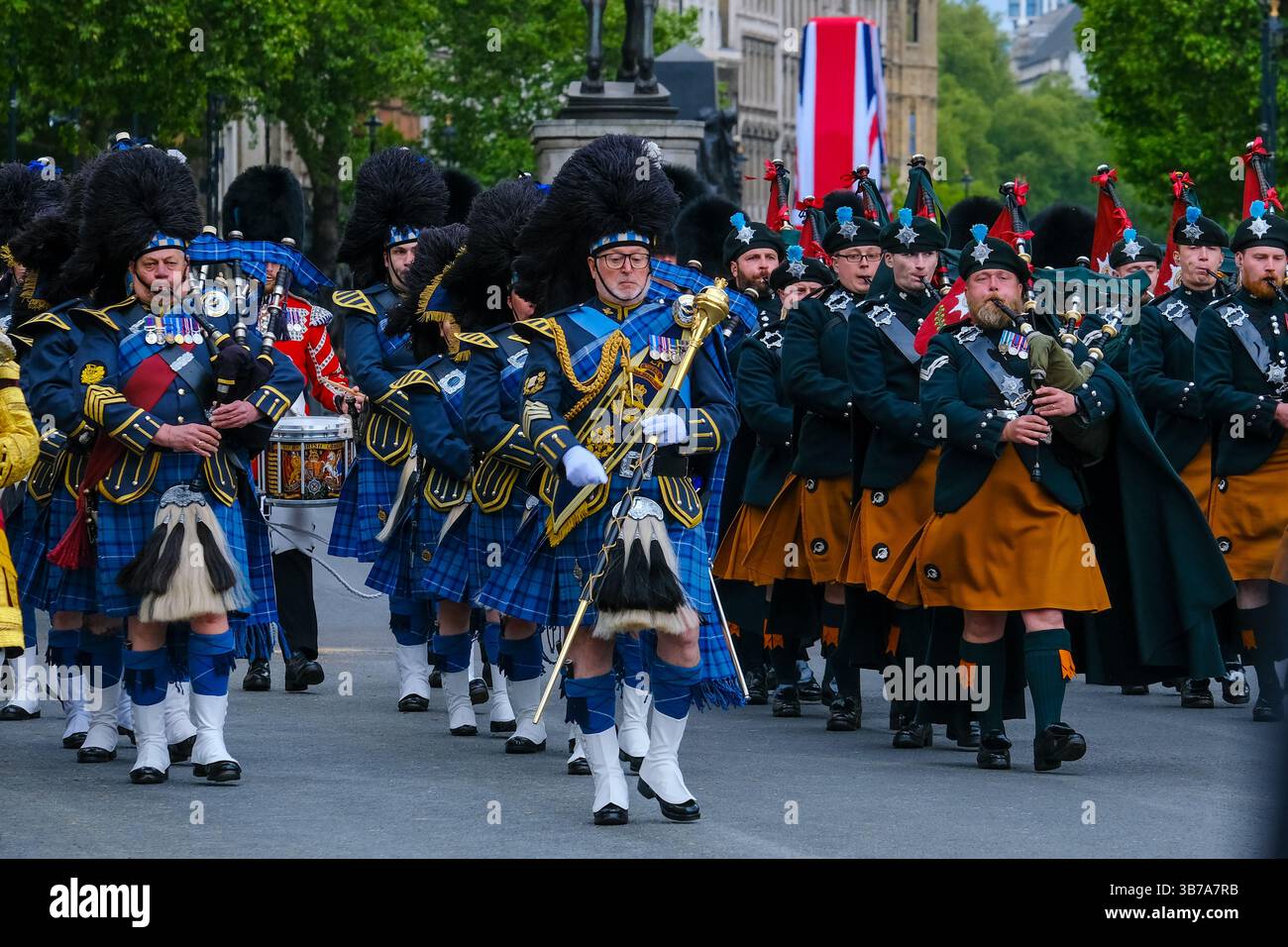 Die offiziellen Gedenkfeiern zum VE Day begannen mit einer Militärprozession mit 1.300 Soldaten und Kadetten von Whitehall zur Mall, wo sie mit einem Fliegenzug endete. Stockfoto