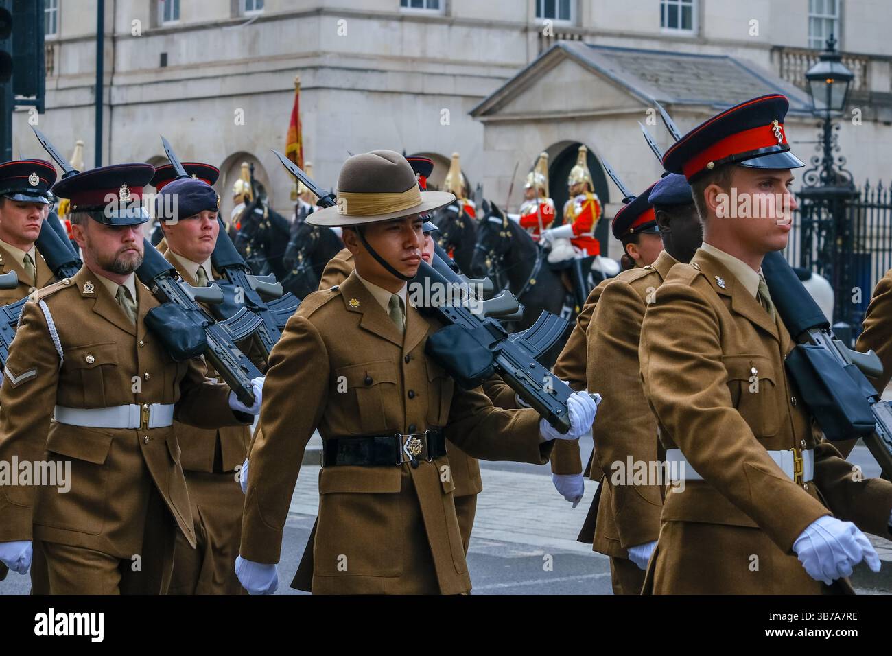 Die offiziellen Gedenkfeiern zum VE Day begannen mit einer Militärprozession mit 1.300 Soldaten und Kadetten von Whitehall zur Mall, wo sie mit einem Fliegenzug endete. Stockfoto