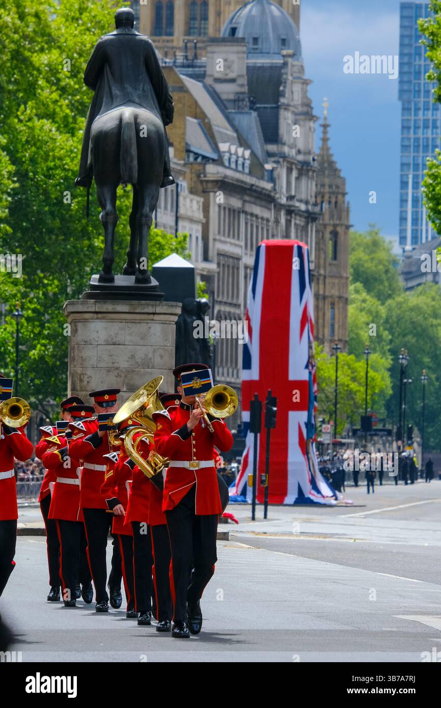 Die offiziellen Gedenkfeiern zum VE Day begannen mit einer Militärprozession mit 1.300 Soldaten und Kadetten von Whitehall zur Mall, wo sie mit einem Fliegenzug endete. Stockfoto