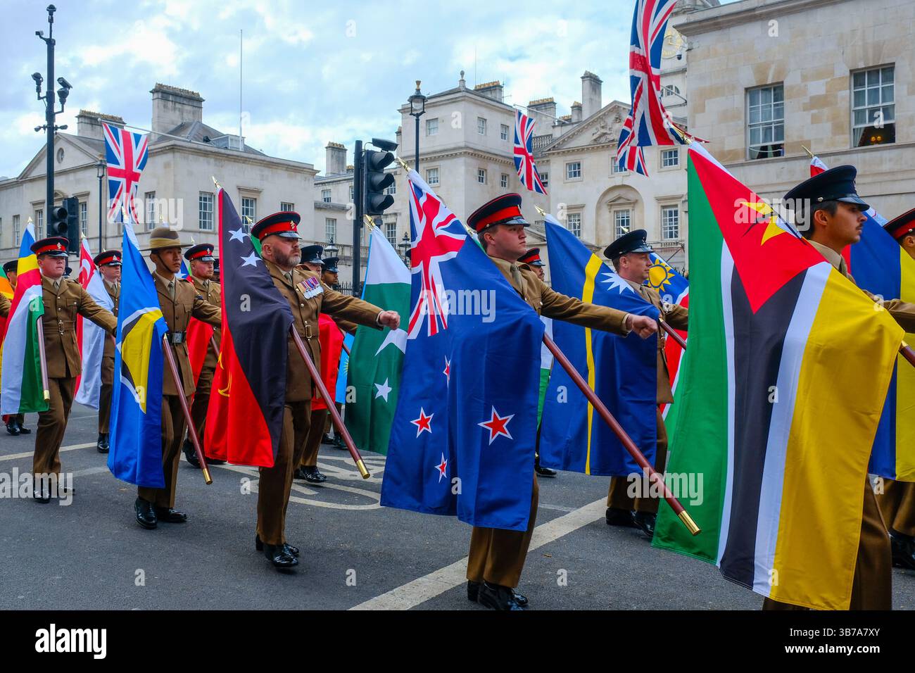 Die offiziellen Gedenkfeiern zum VE Day begannen mit einer Militärprozession mit 1.300 Soldaten und Kadetten von Whitehall zur Mall, wo sie mit einem Fliegenzug endete. Stockfoto