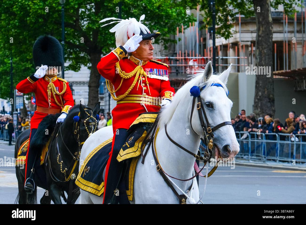 Die offiziellen Gedenkfeiern zum VE Day begannen mit einer Militärprozession mit 1.300 Soldaten und Kadetten von Whitehall zur Mall, wo sie mit einem Fliegenzug endete. Stockfoto