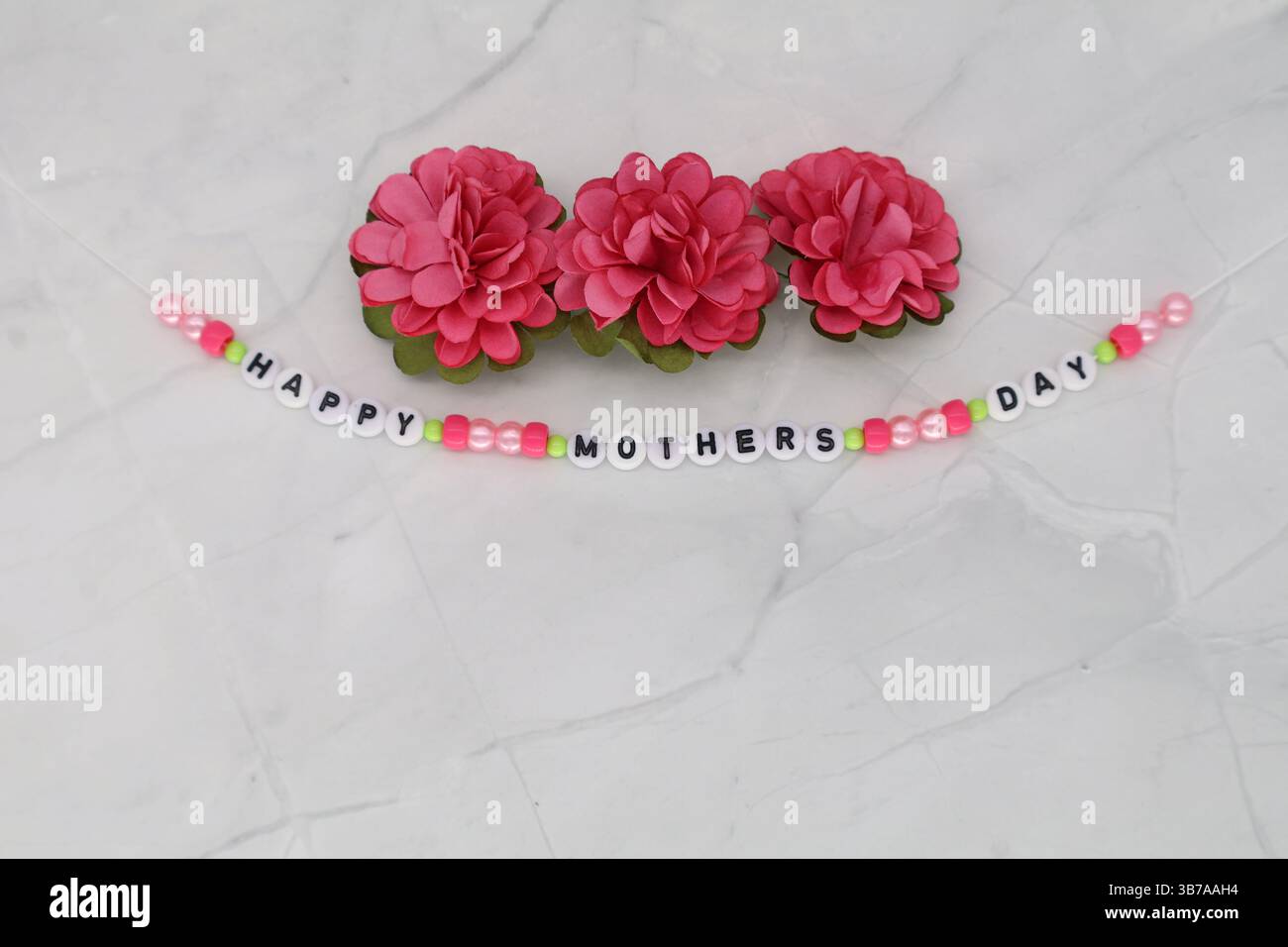 Glücklicher Müttertag mit Perlen mit Blumen und viel Platz Stockfoto
