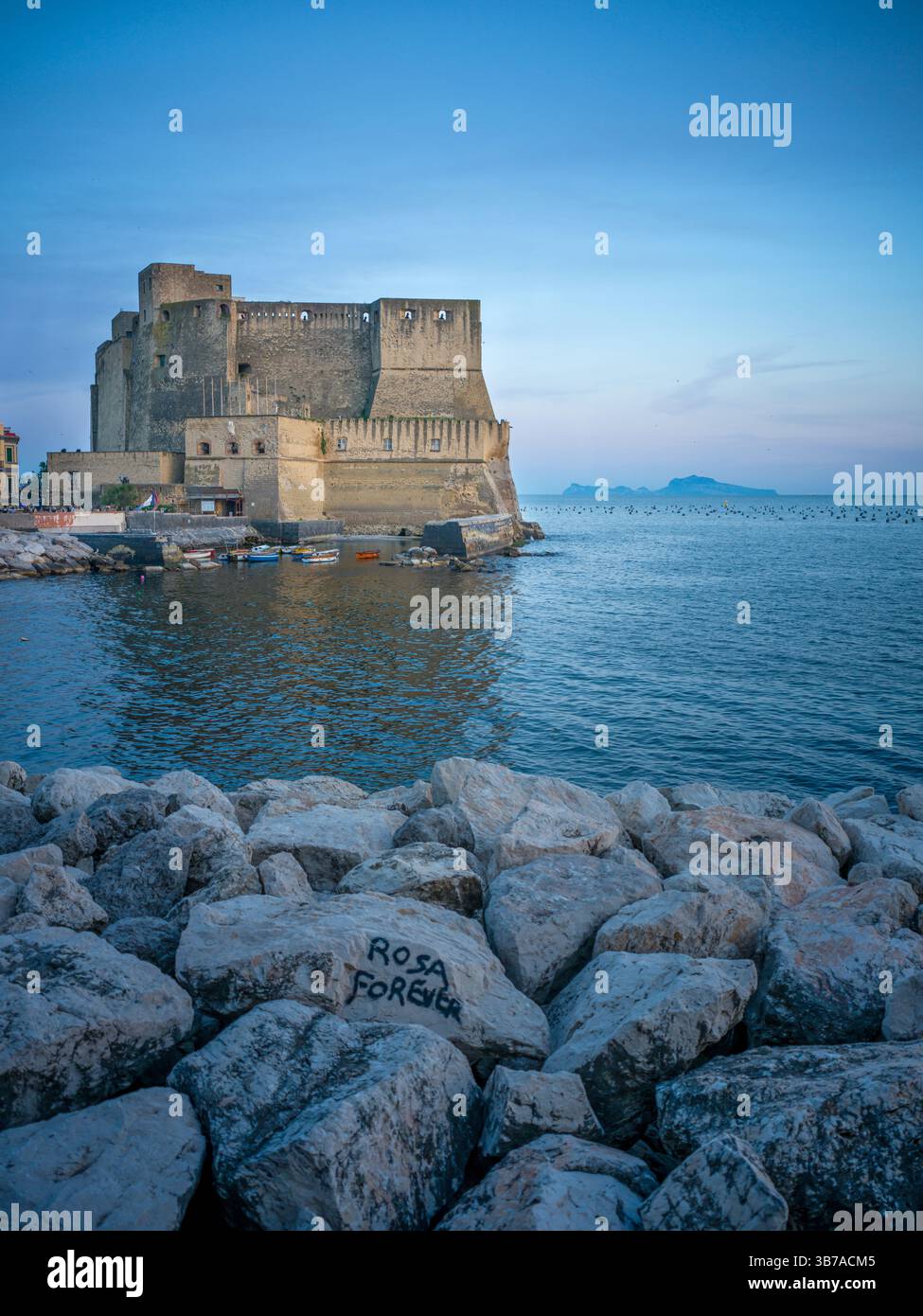 Castel dell'Ovo am Abend, im Hintergrund sehen Sie die Insel Capri, Neapel, Kampanien, Süditalien, Italien, Europa Stockfoto