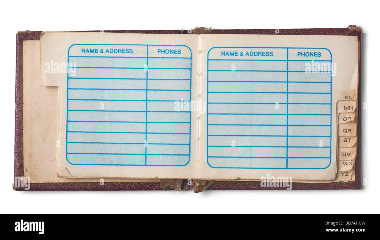 Nahaufnahme eines alten abgenutzten Telefonbuchs, das offen liegt, isolierter weißer Hintergrund, dunkelrotbraun strukturierter Ledereinband und beschädigte ausgefranste Kanten Stockfoto