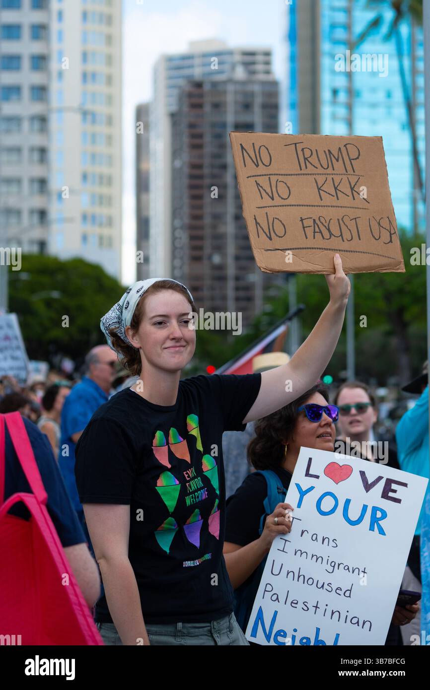 Honolulu, Hawaii, USA – 5. Februar 2025: Demonstrant hält ein Schild mit der Aufschrift „No Trump, No KKK, No Fascist USA“ vor dem Hawaii State Capitol. Stockfoto