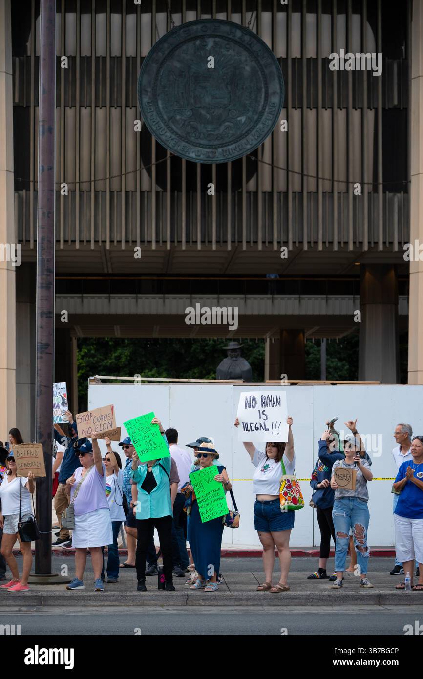Menschenmenge steigt auf das Hawaii State Capitol aus Protest gegen Präsident Trump, Elon Musk, Projekt 2025, Deportation, als Vertreter von LGBTQ, Illegaler Einwanderer Stockfoto