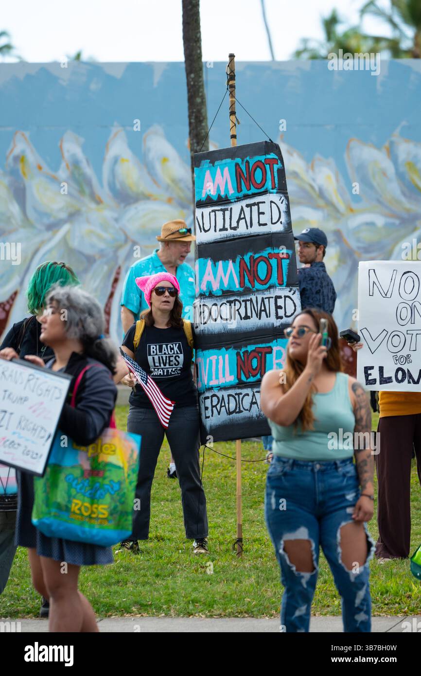 Menschenmenge steigt auf das Hawaii State Capitol aus Protest gegen Präsident Trump, Elon Musk, Projekt 2025, Deportation, als Vertreter von LGBTQ, Illegaler Einwanderer Stockfoto