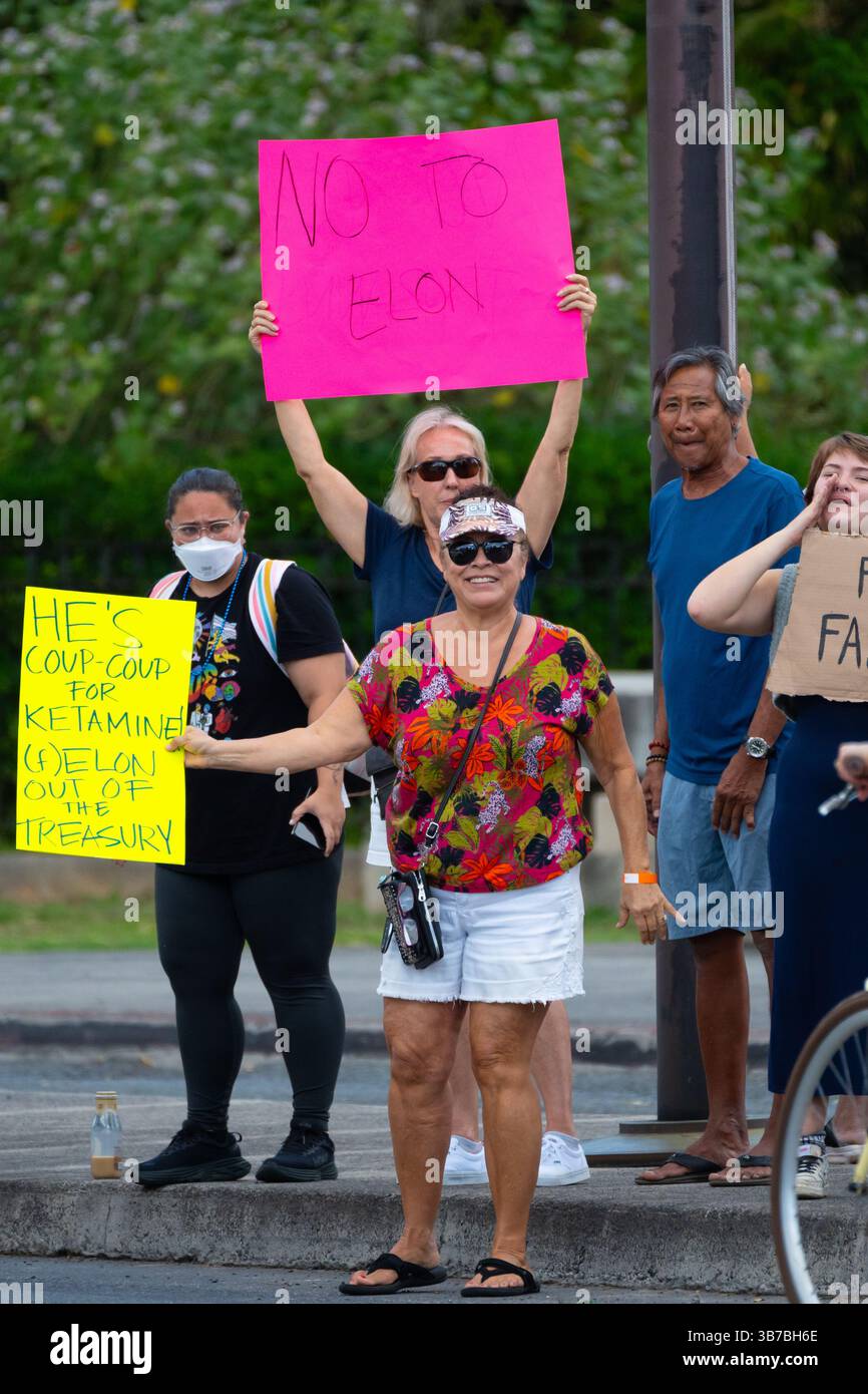 Honolulu, Hawaii, USA – 5. Februar 2025: Demonstranten zeigen Schilder mit der Aufschrift „Nein zu Elon“ und „Elon aus dem Finanzministerium entfernen“ bei einer Anti-Trump-Kundgebung. Stockfoto