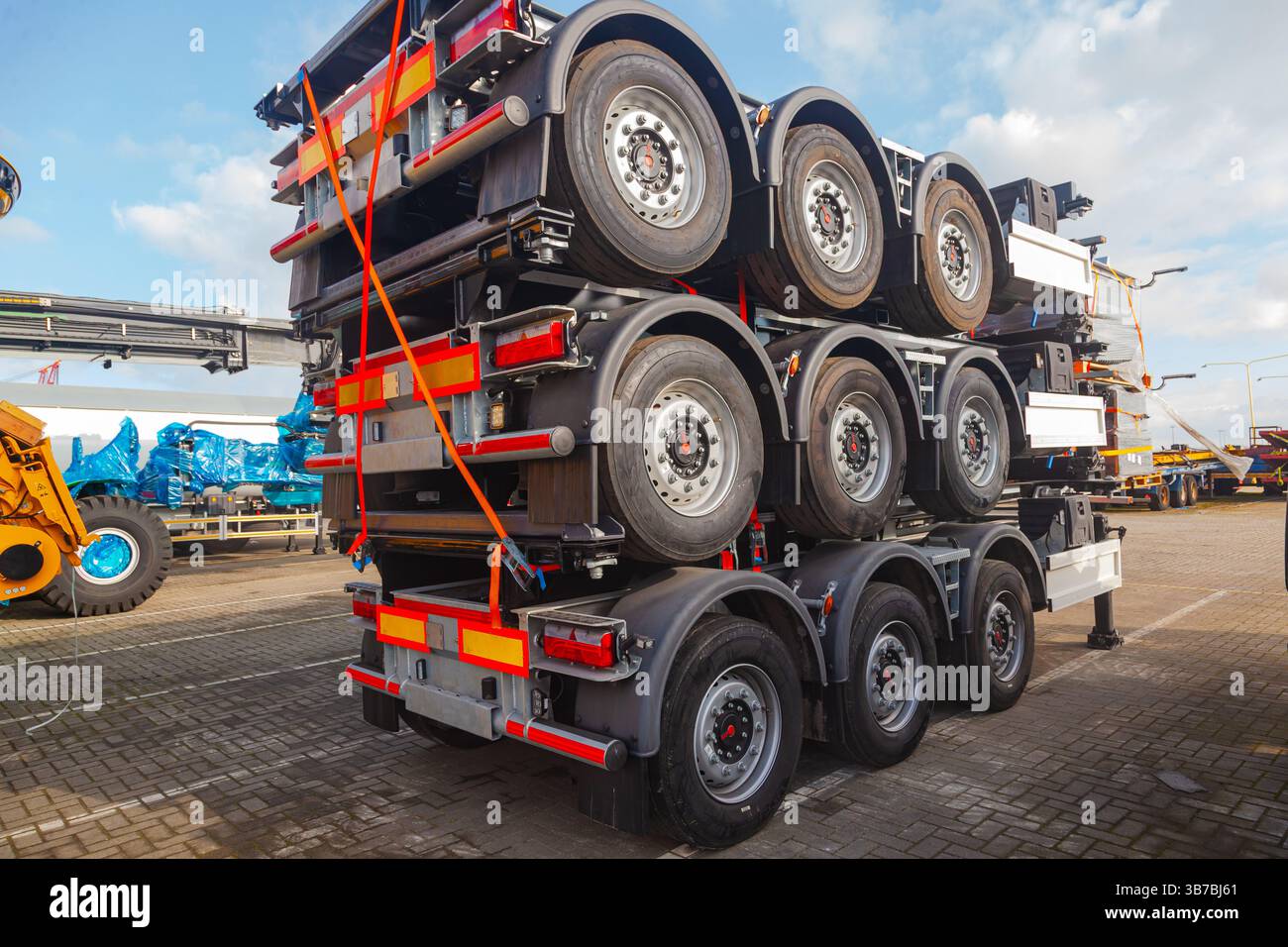 Neues Fahrgestell für schwere Nutzfahrzeuge gesichert und geparkt. Stockfoto