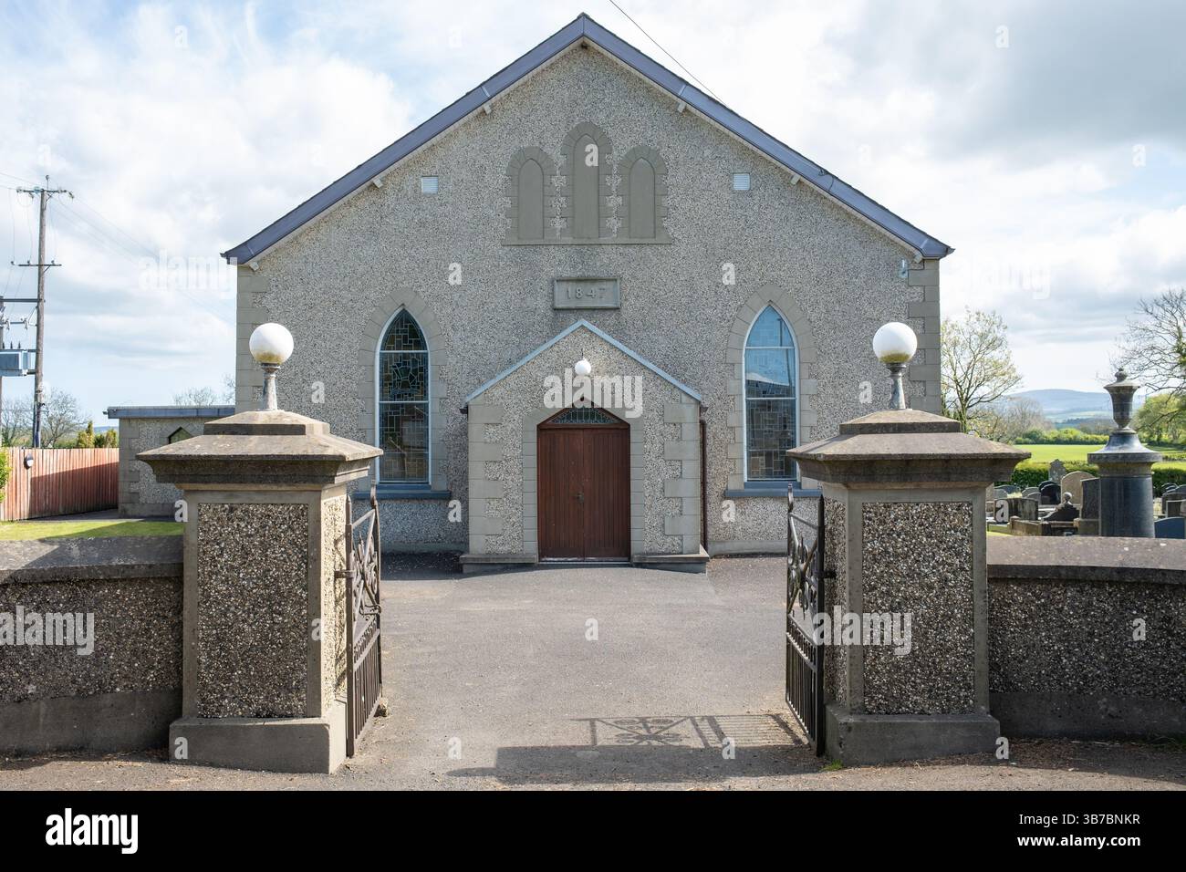 Ballymoney, Nordirland - 5. Mai 2025: Garryduff Presbyterian Church, letzte Ruhestätte der Motorradlegenden Joey Dunlop und Robert Dunlop Stockfoto