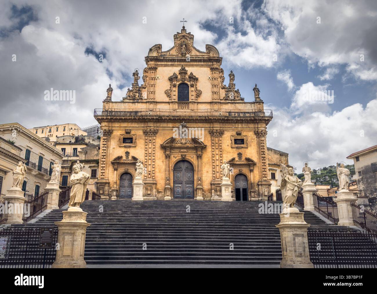 Atemberaubende Architektur des Duomo di San Pietro Apostolo unter einem dramatischen Himmel fesselt Besucher in Modica, Sizilien, Italien Stockfoto