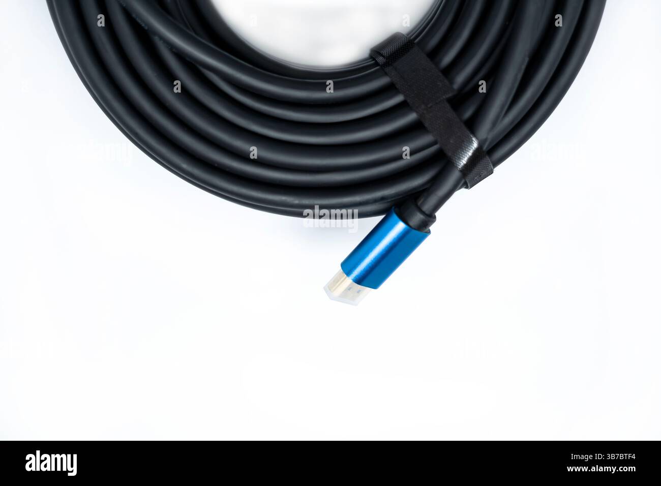 HDMI-Kabel isoliert auf weißem Hintergrund Stockfoto