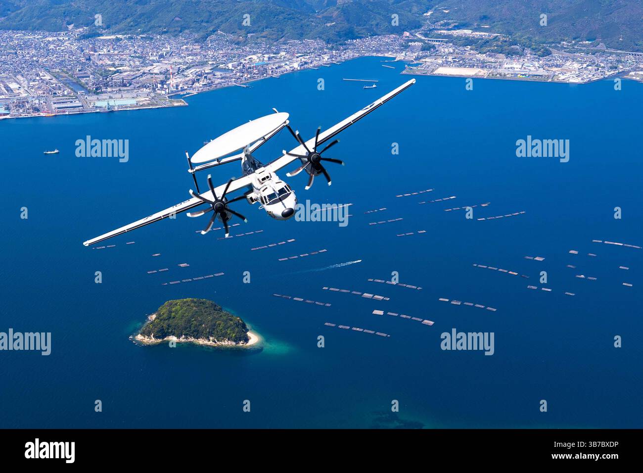 250504-N-KW492-1541 IWAKUNI, Japan (4. Mai 2025) - ein E-2D Hawkeye zugewiesen der Airborne Command and Control Squadron (VAW) 125, Carrier Air Wing (CVW) Stockfoto