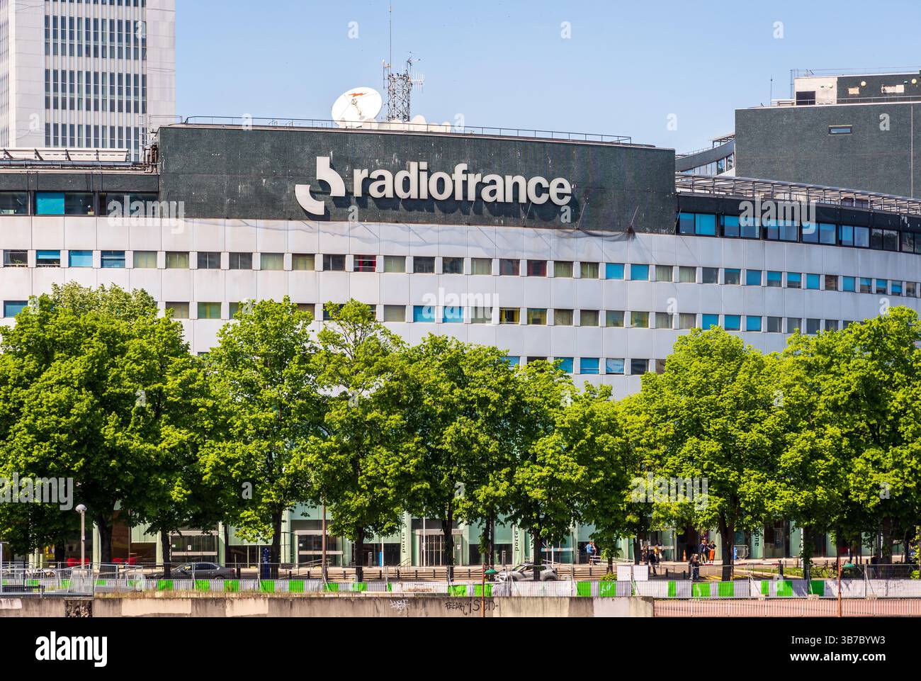 Fassade des Maison de la Radio et de la Musique in Paris, Frankreich, Sitz des französischen öffentlich-rechtlichen Rundfunks Radio France. Stockfoto