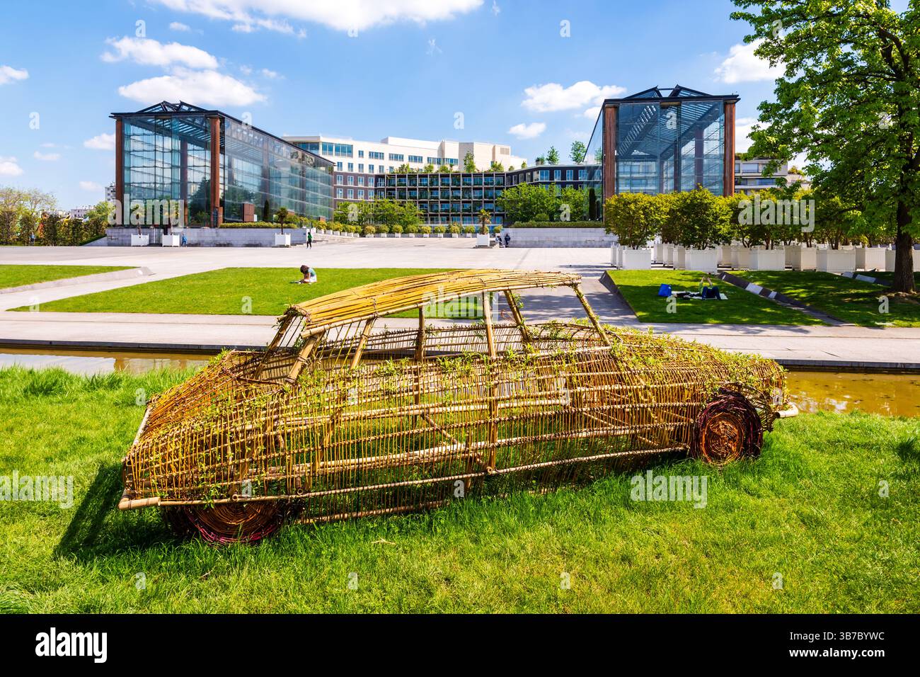 Ein lebensgroßes Citroën DS Auto aus Korbgeflecht steht vor den Gewächshäusern im öffentlichen Park André Citroën in Paris, Frankreich. Stockfoto