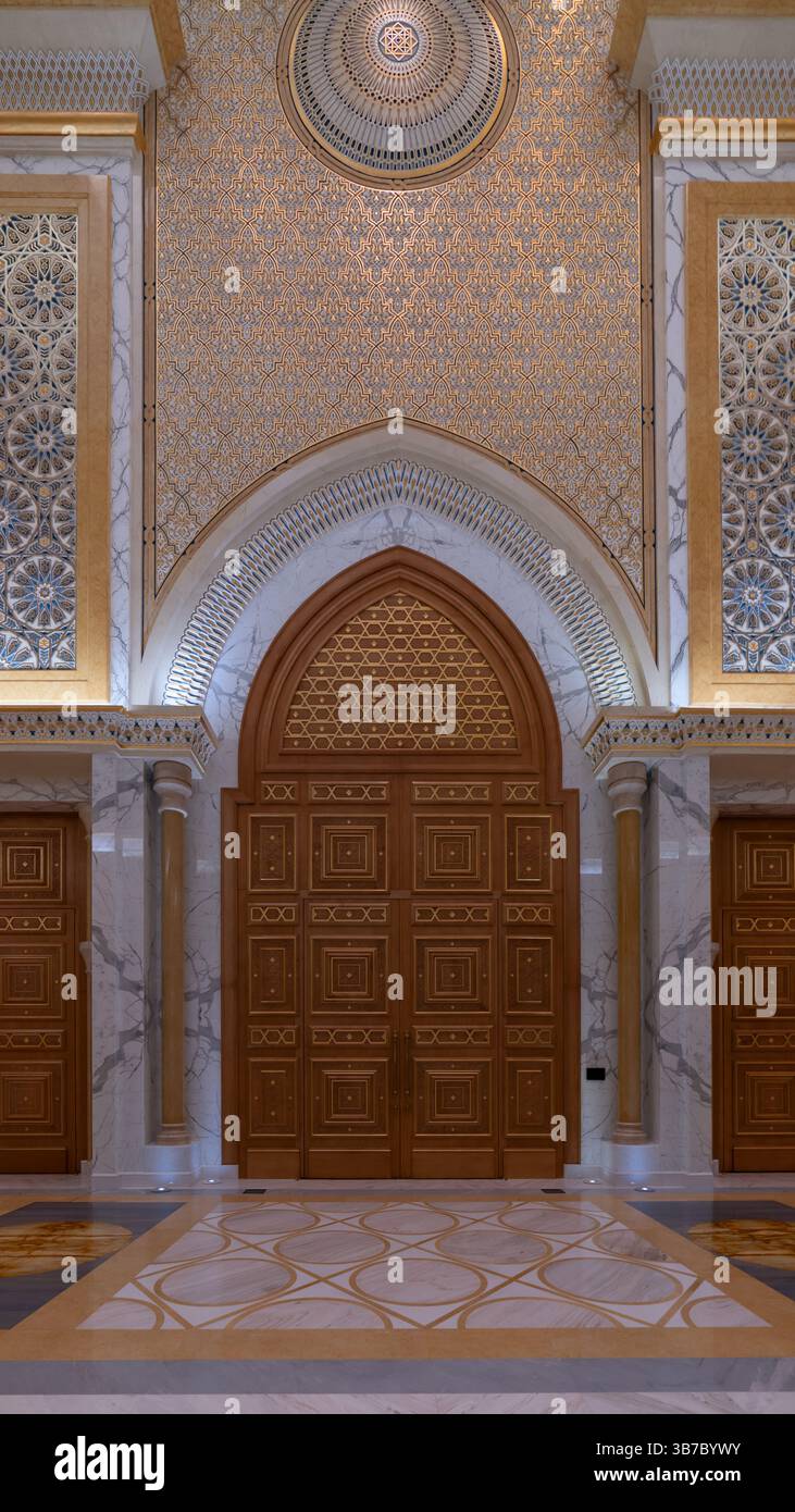 Abu Dhabi, VAE - 5. Februar 2023: Nahaufnahme der Tür im Präsidentenpalast, Qasr Al-Watan Palast, Palast der Nation in Abu Stockfoto