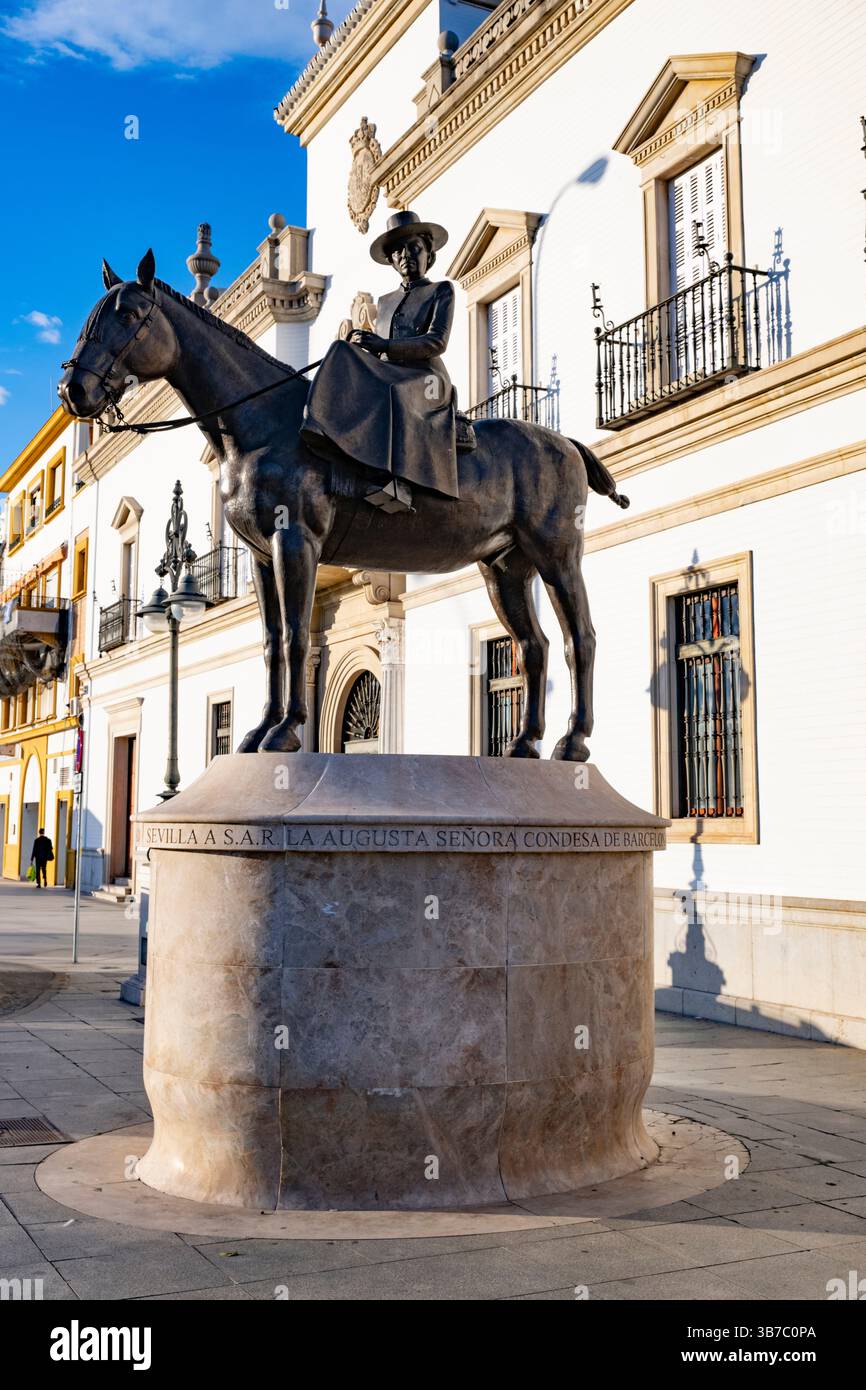 Die Stierkampfarena von Sevilla 1765 ist die wichtigste in Spanien. Es liegt in der Nähe des Goldenen Turms neben dem Fluss Guadalquivir. Sevilla, Amdalucia, Stockfoto