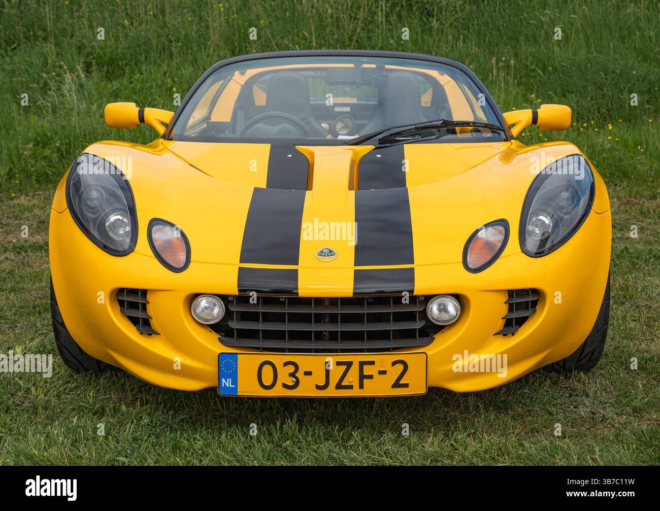 Tiel, Niederlande, 04.05.2025, Vorderansicht des klassischen Sportwagens Lotus Elise 111S von 2004 bei Betuwse Fruitrit Stockfoto