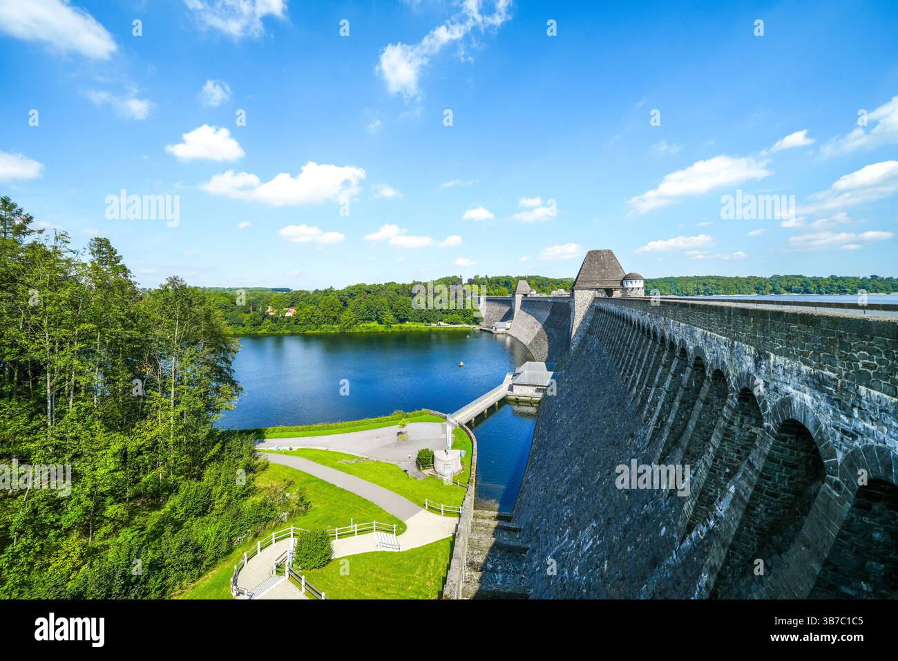 Blick auf die historische Staumauer bei Möhnesee. Möhne Dam mit der umliegenden Natur. Stockfoto