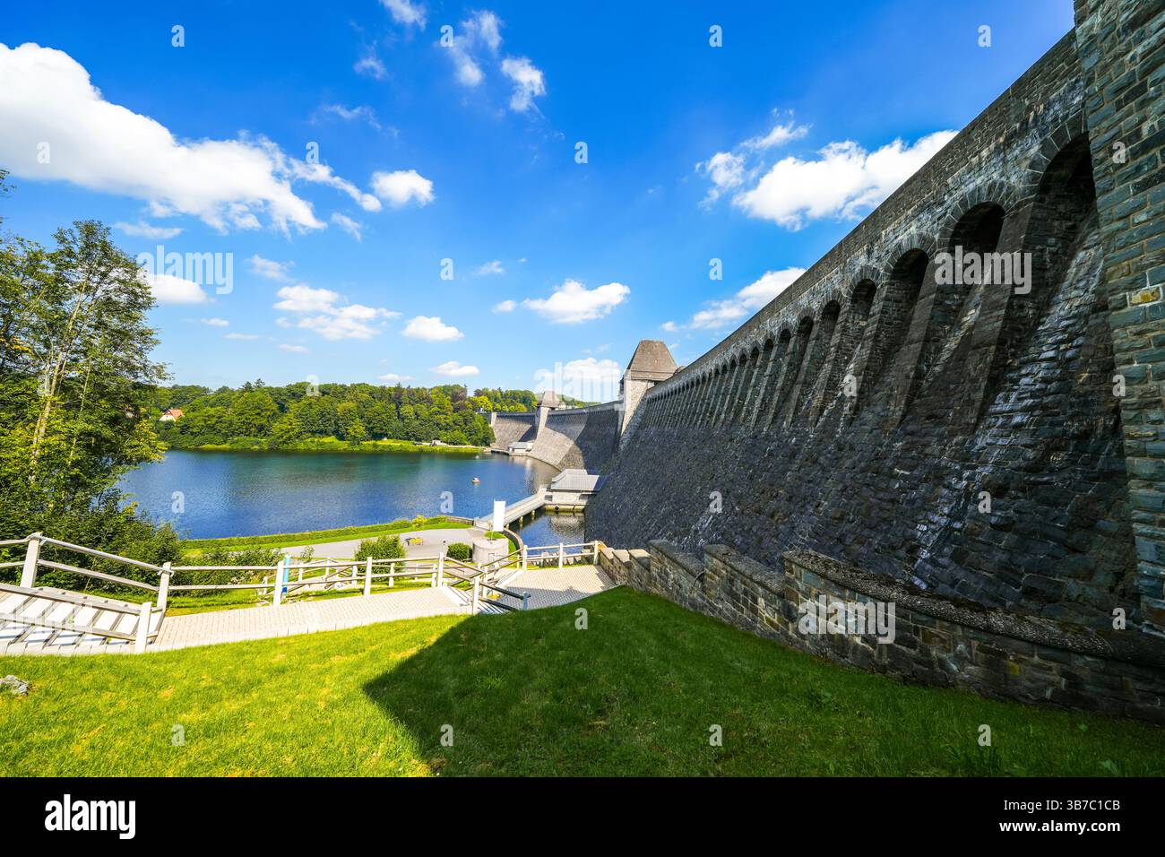 Blick auf die historische Staumauer bei Möhnesee. Möhne Dam mit der umliegenden Natur. Stockfoto