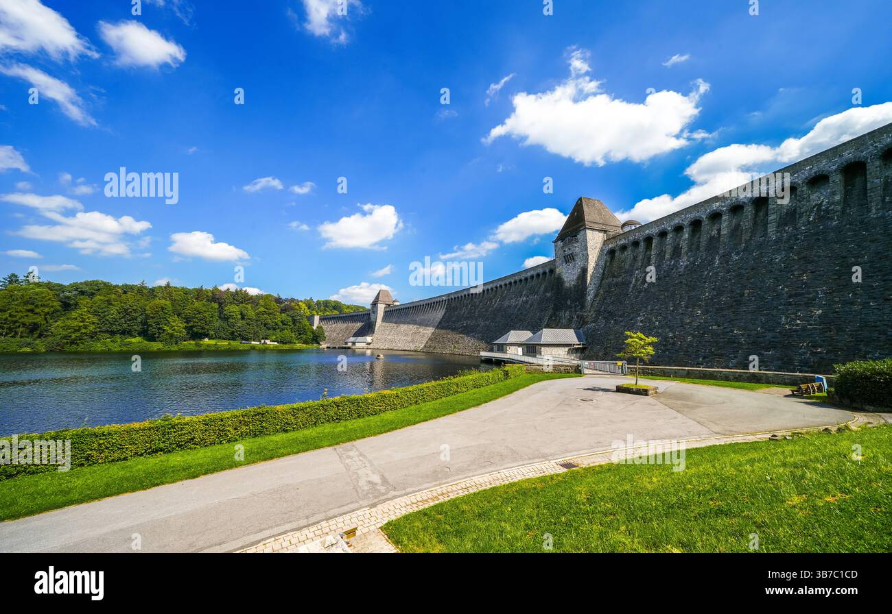 Blick auf die historische Staumauer bei Möhnesee. Möhne Dam mit der umliegenden Natur. Stockfoto